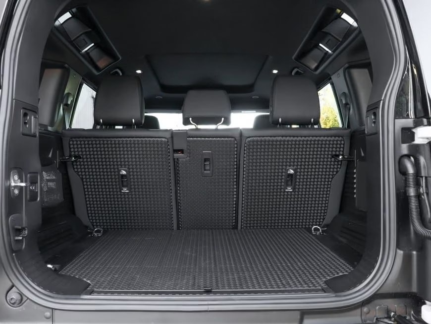 LAND ROVER Defender 90 3.0D I6 250 X-Dynamic SE AT8-showroom-element-3