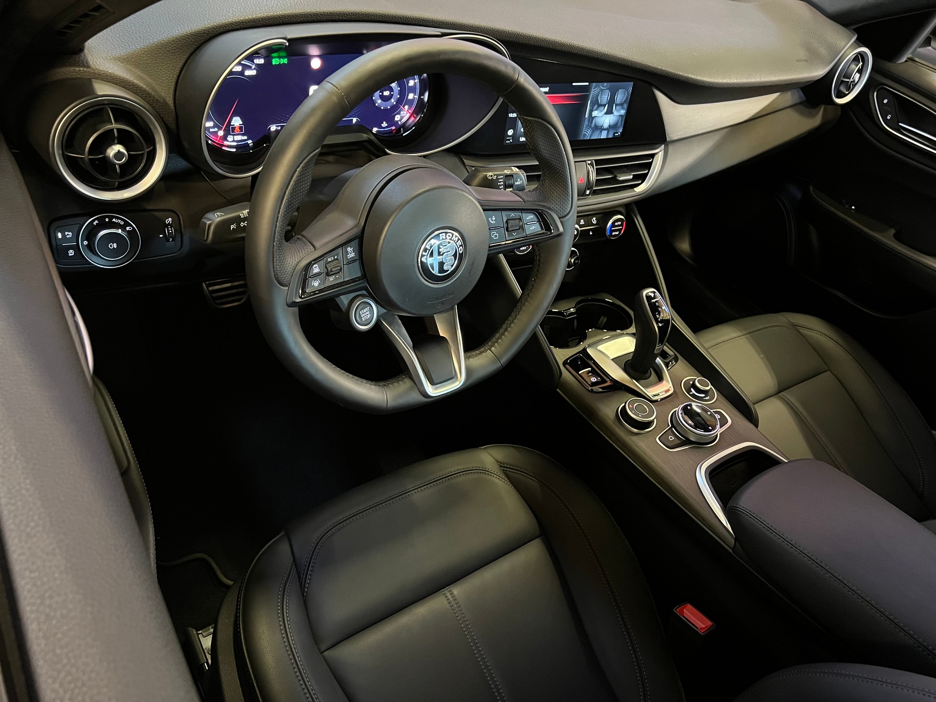 ALFA ROMEO Q4-GIULIA 2.0 Ti Edition Q4 "MIT 6`400 KM !!" CH WAGEN. TOP AUSSTATTUNG !! NETTO PREIS 42`900.--image-4