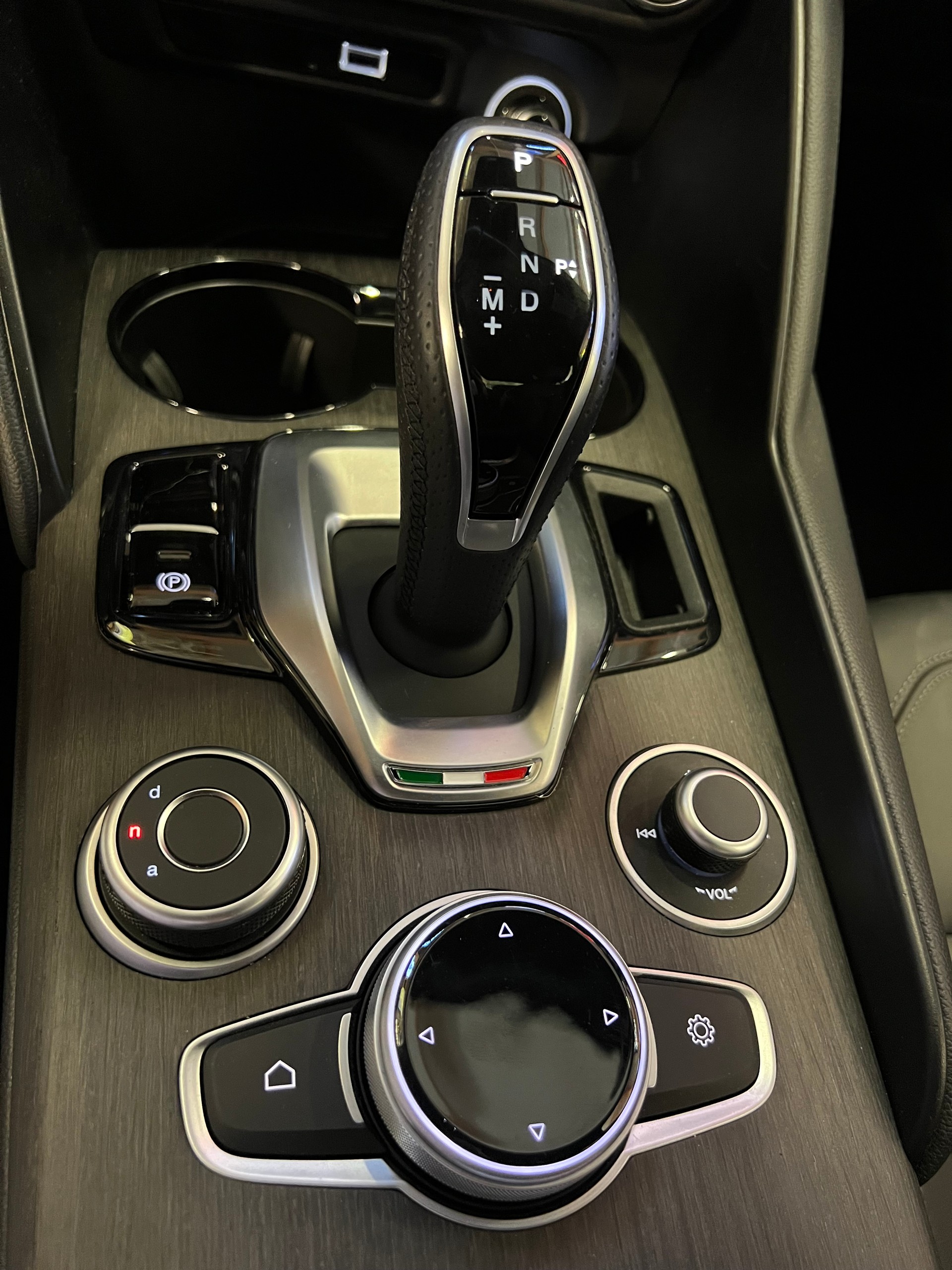 ALFA ROMEO Q4-GIULIA 2.0 Ti Edition Q4 "MIT 6`400 KM !!" CH WAGEN. TOP AUSSTATTUNG !! NETTO PREIS 42`900.--image-10