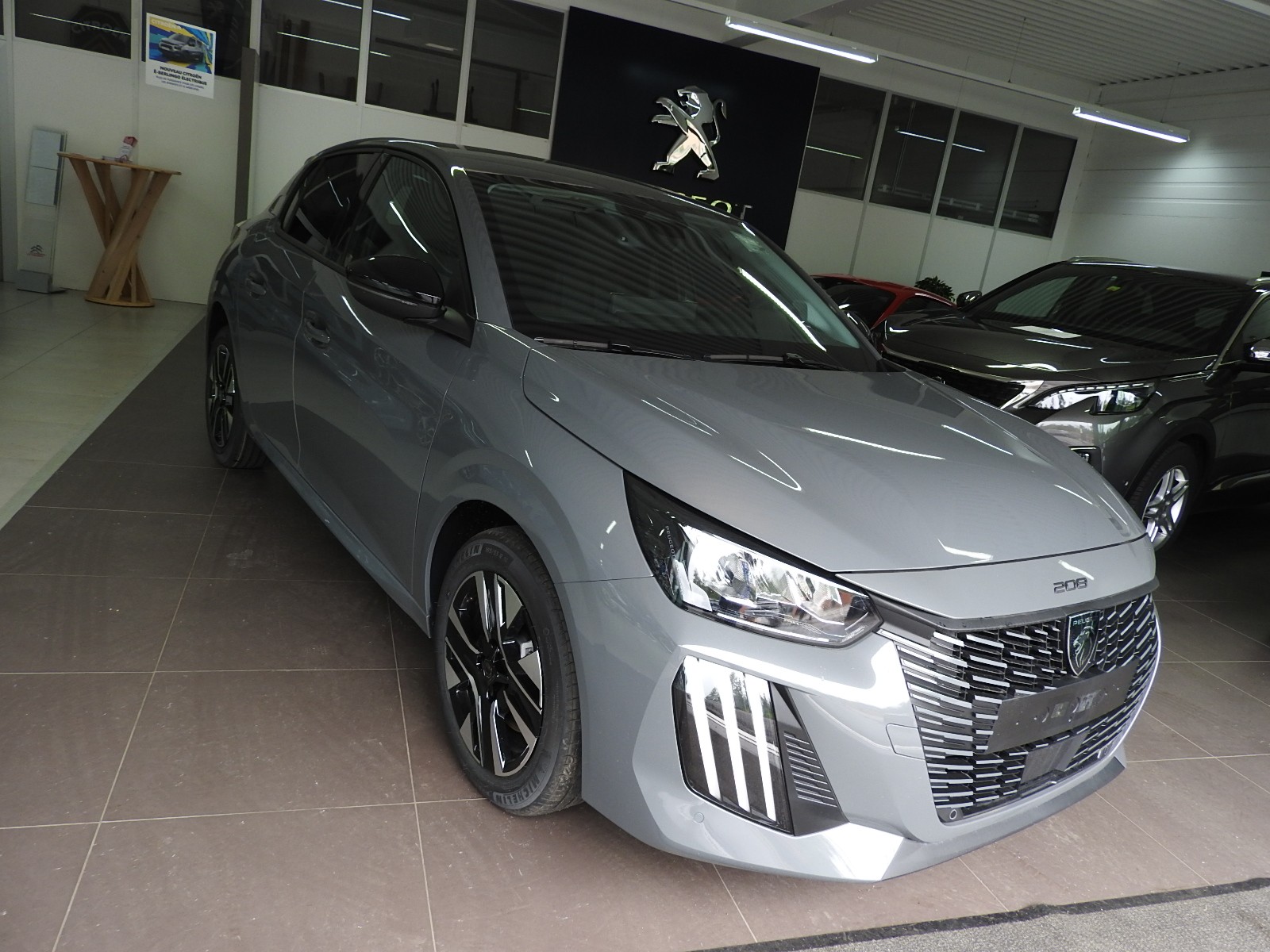 PEUGEOT 208 1.2 MHEV 110 Allure Premium-image-1