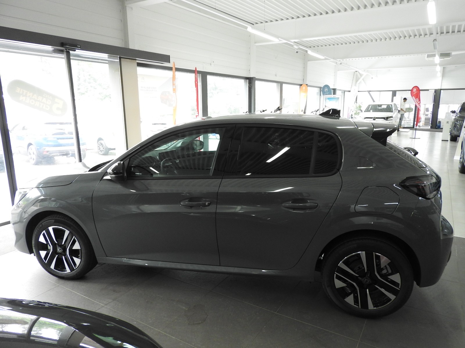 PEUGEOT 208 1.2 MHEV 110 Allure Premium-image-5
