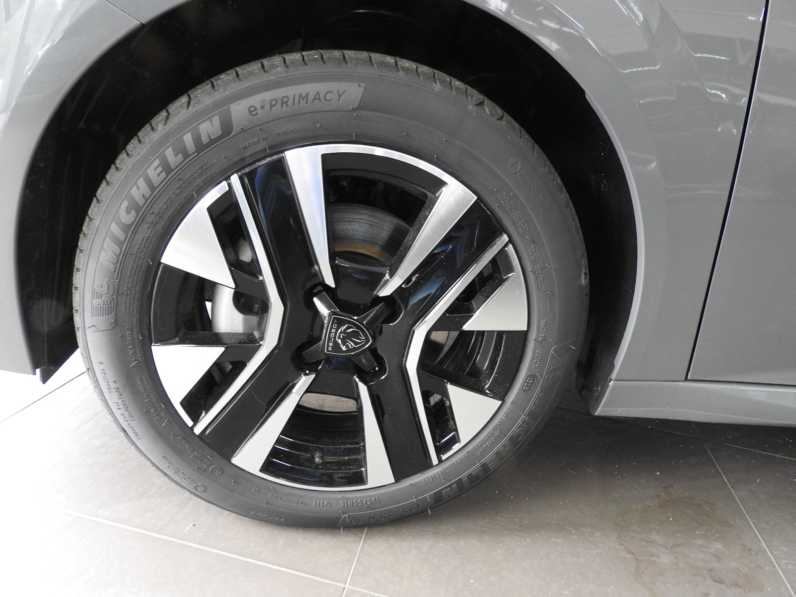 PEUGEOT 208 1.2 MHEV 110 Allure Premium-image-10
