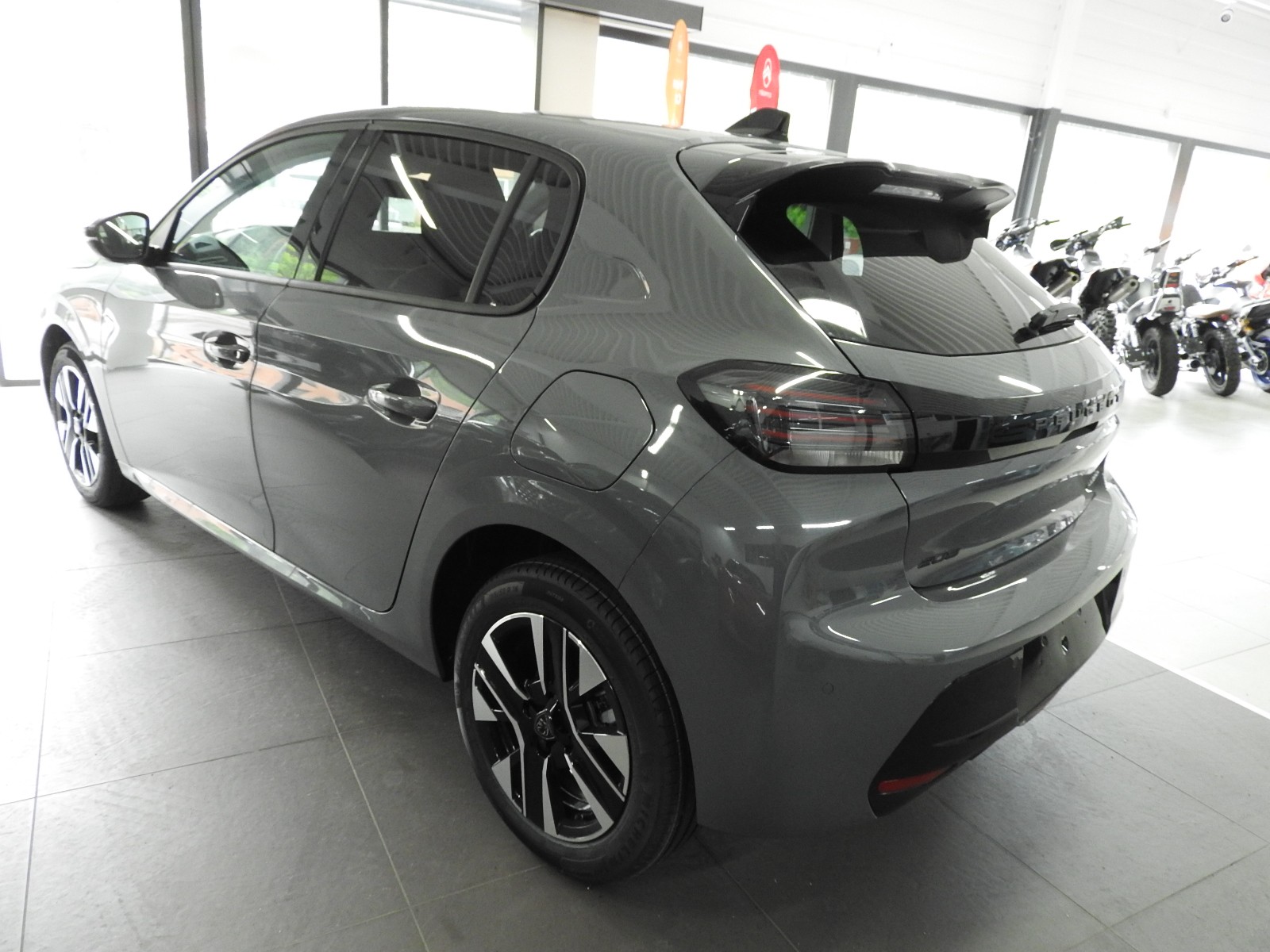 PEUGEOT 208 1.2 MHEV 110 Allure Premium-image-4