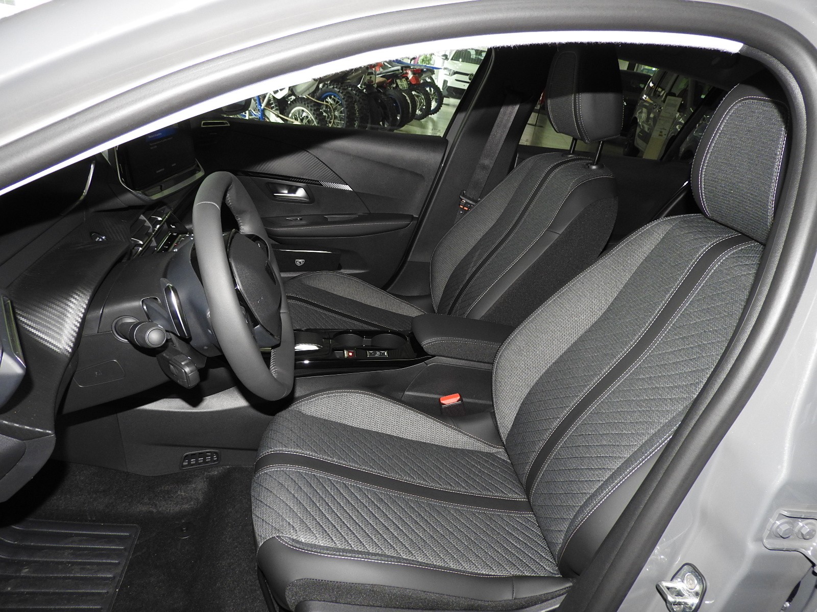 PEUGEOT 208 1.2 MHEV 110 Allure Premium-image-7