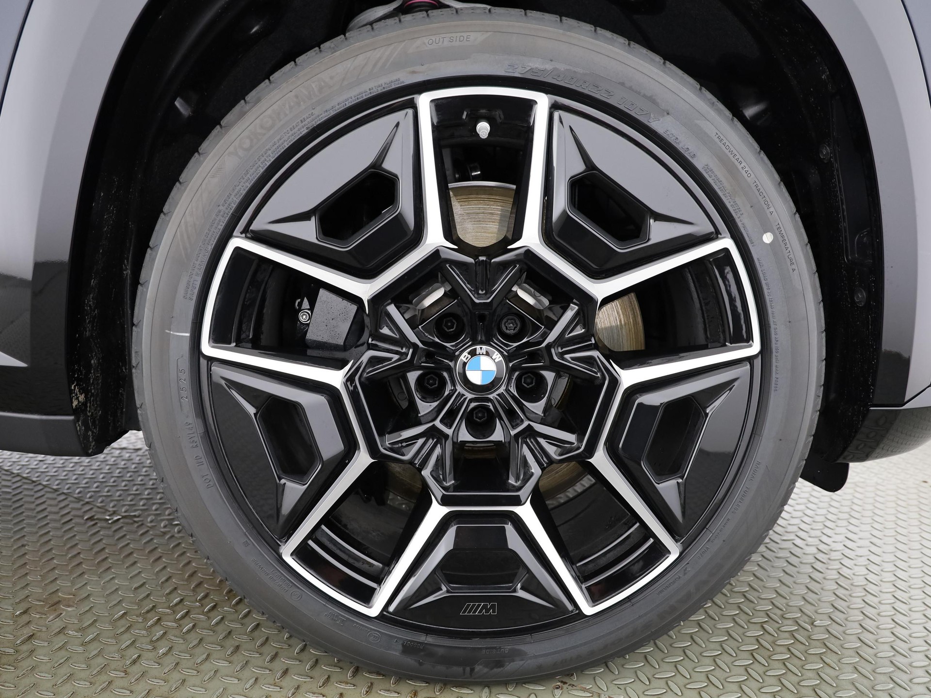 BMW XM 50e Plug-in Hybrid-showroom-element-3