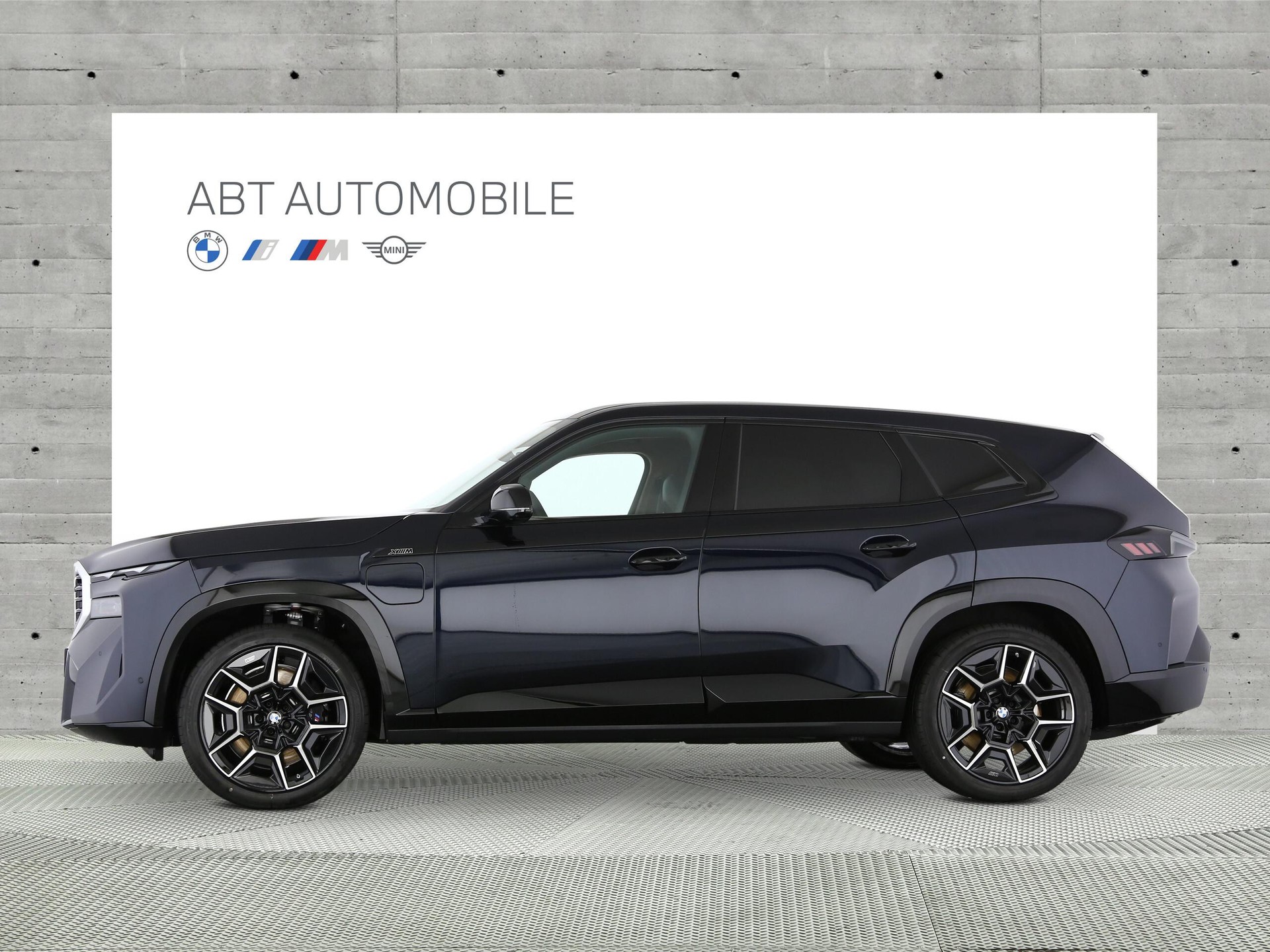 BMW XM 50e Plug-in Hybrid-showroom-element-1