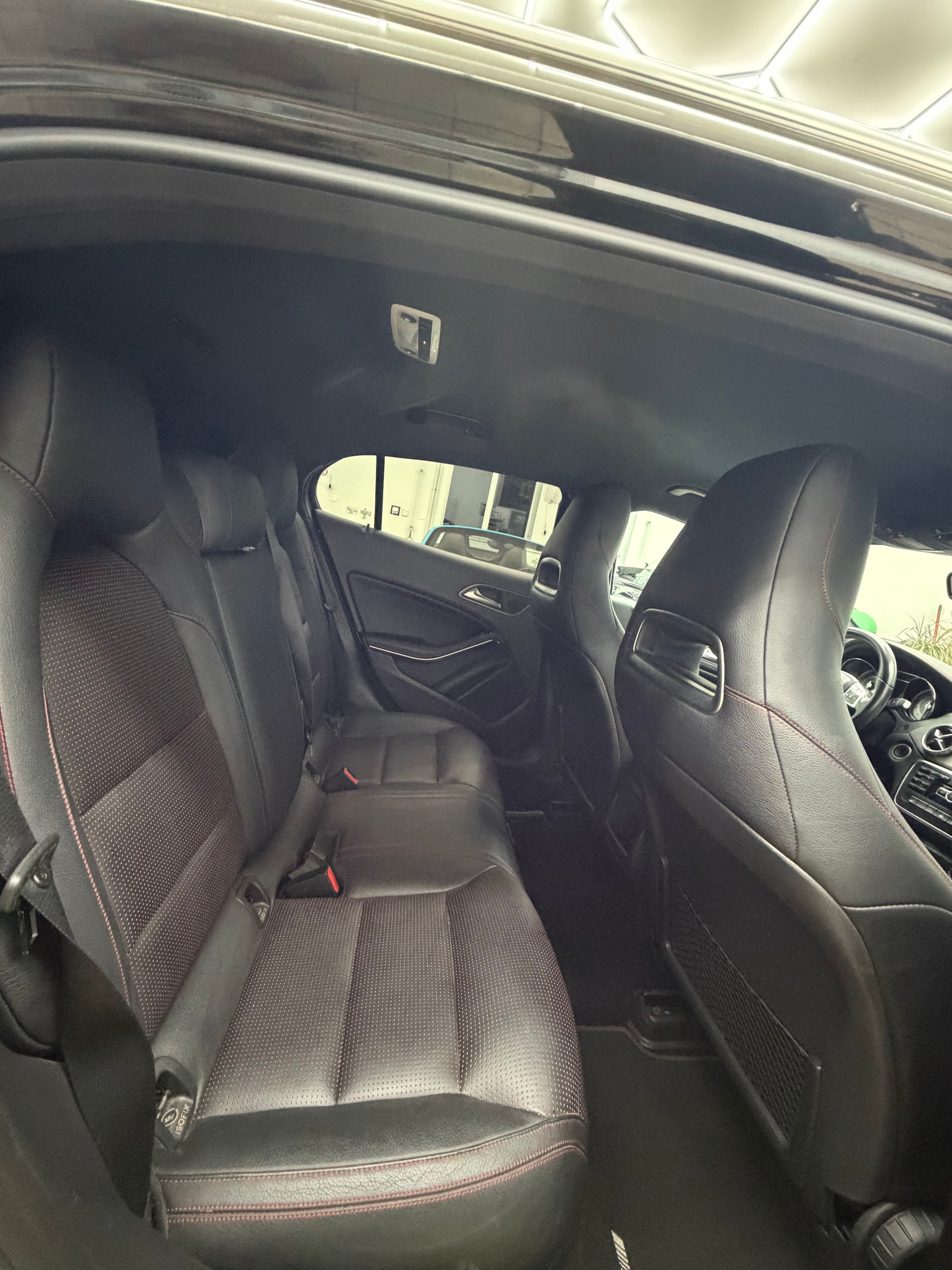 MERCEDES-BENZ GLA 250 AMG Line 7G-DCT-image-9