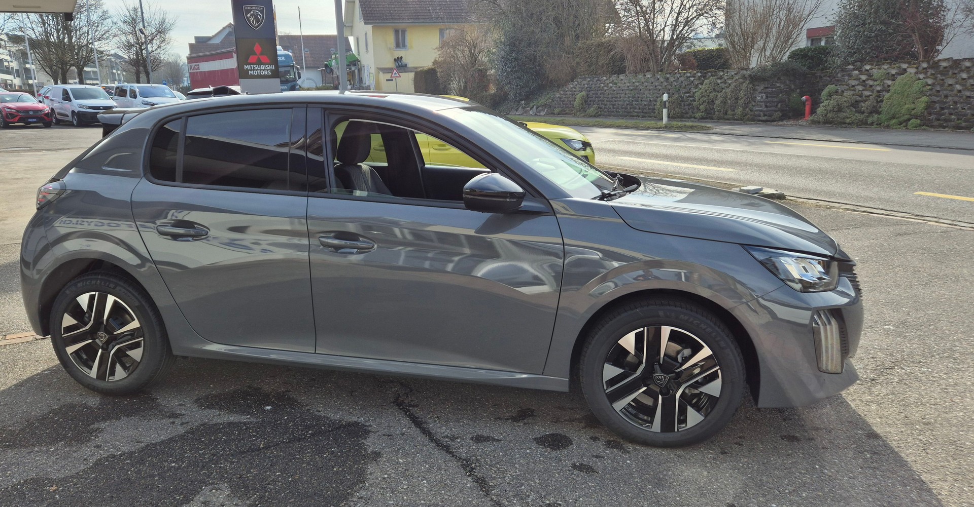PEUGEOT 208 1.2 MHEV Allure Helvetia (443)-image-3