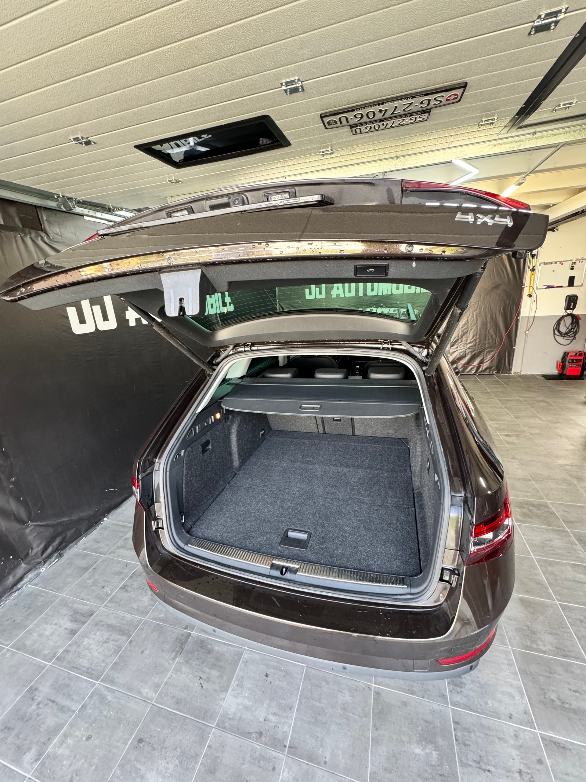 SKODA Superb Combi 2.0 TDi Ambition 4x4 DSG-image-6
