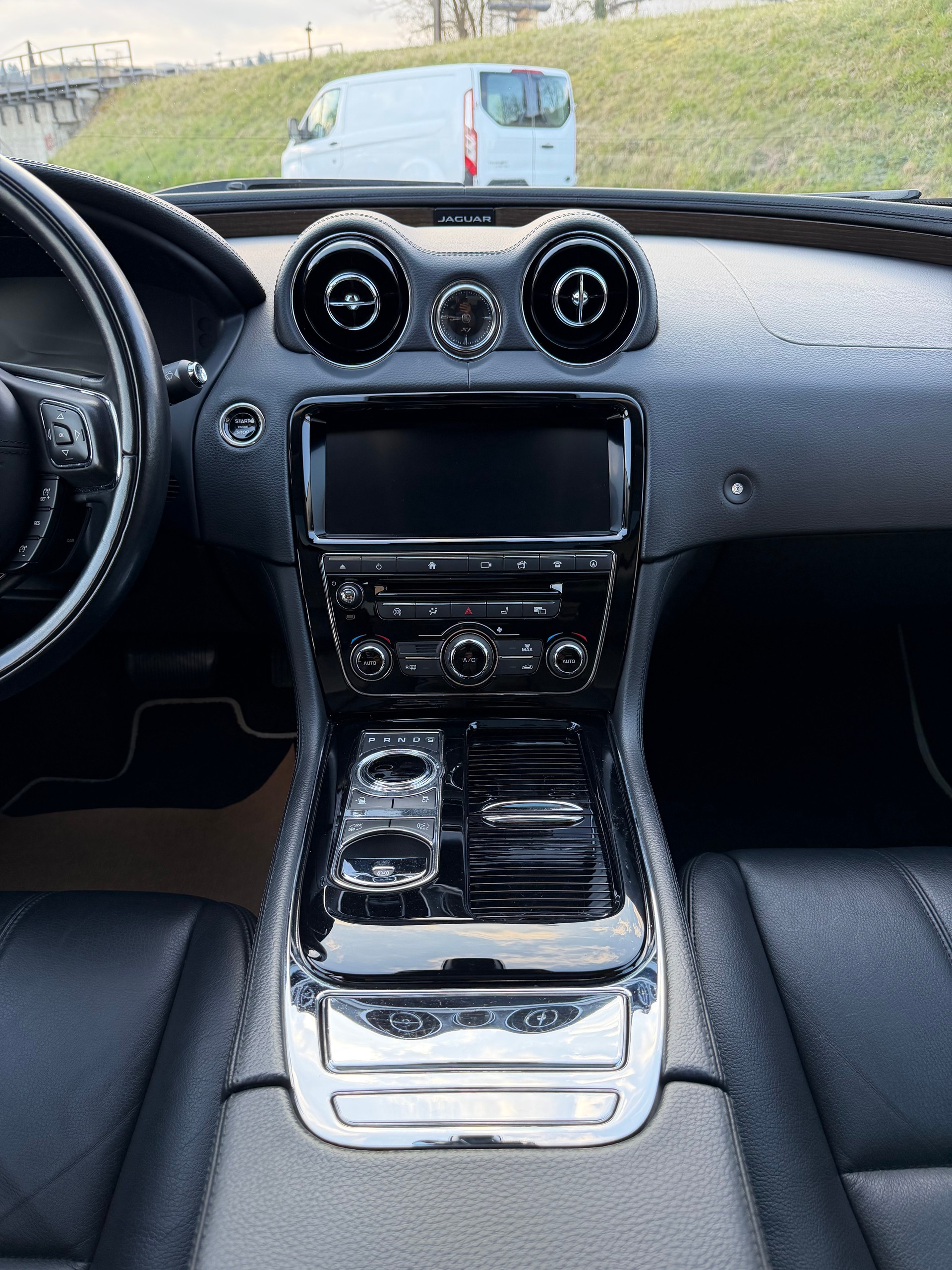JAGUAR XJ 3.0d Luxury V6 Automatic-image-11