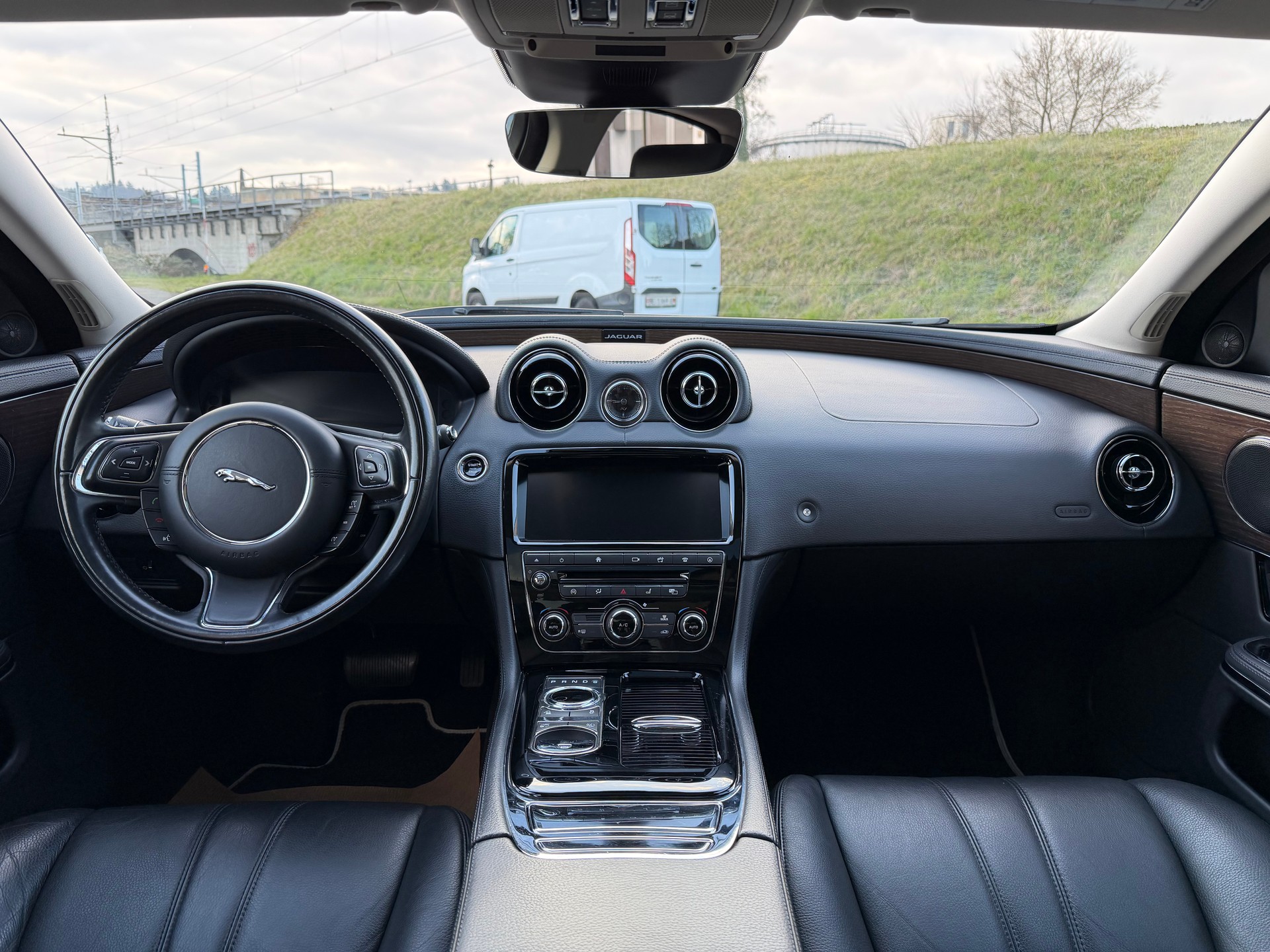 JAGUAR XJ 3.0d Luxury V6 Automatic-image-12