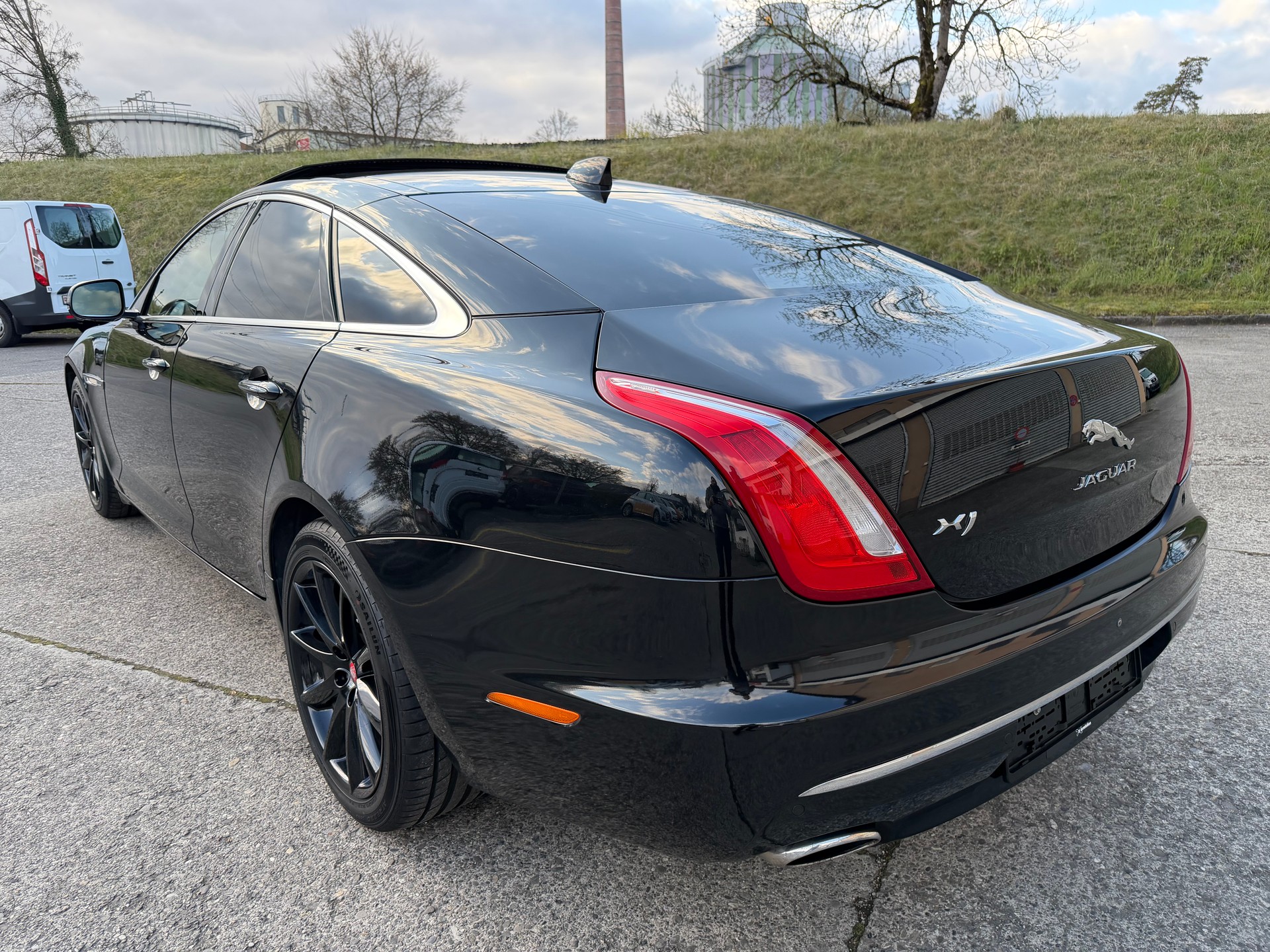 JAGUAR XJ 3.0d Luxury V6 Automatic-showroom-element-2