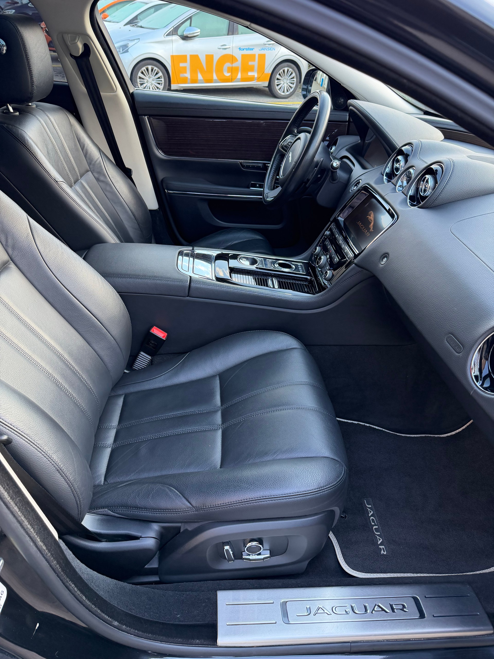 JAGUAR XJ 3.0d Luxury V6 Automatic-image-16