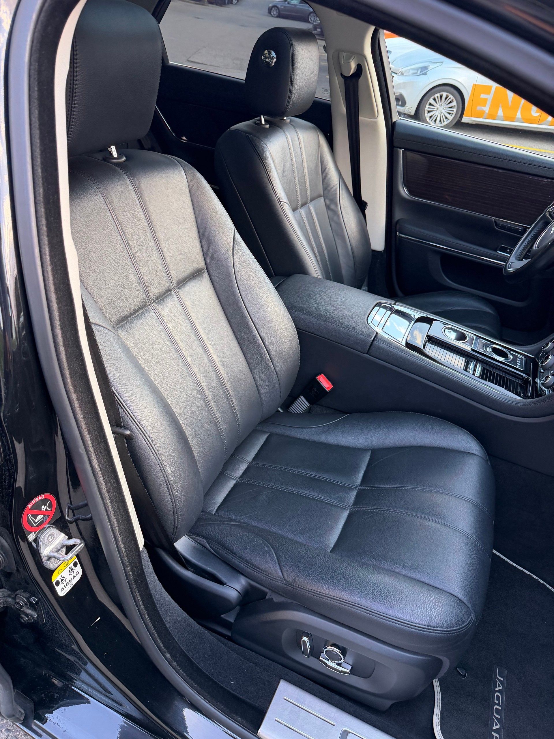 JAGUAR XJ 3.0d Luxury V6 Automatic-image-17