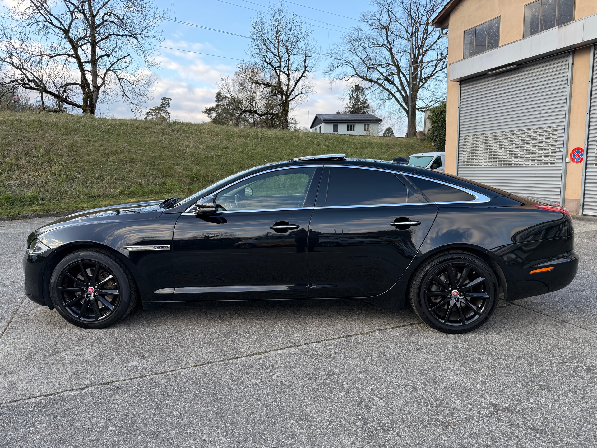 JAGUAR XJ 3.0d Luxury V6 Automatic-showroom-element-1