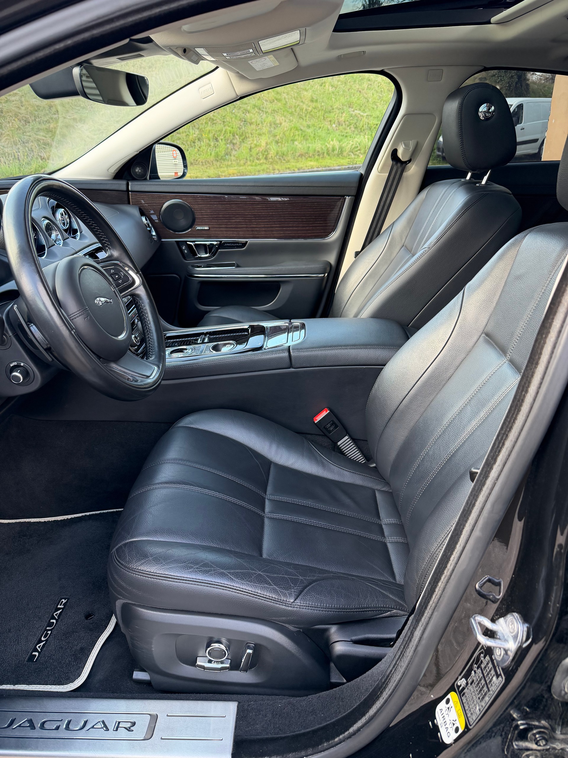 JAGUAR XJ 3.0d Luxury V6 Automatic-image-8