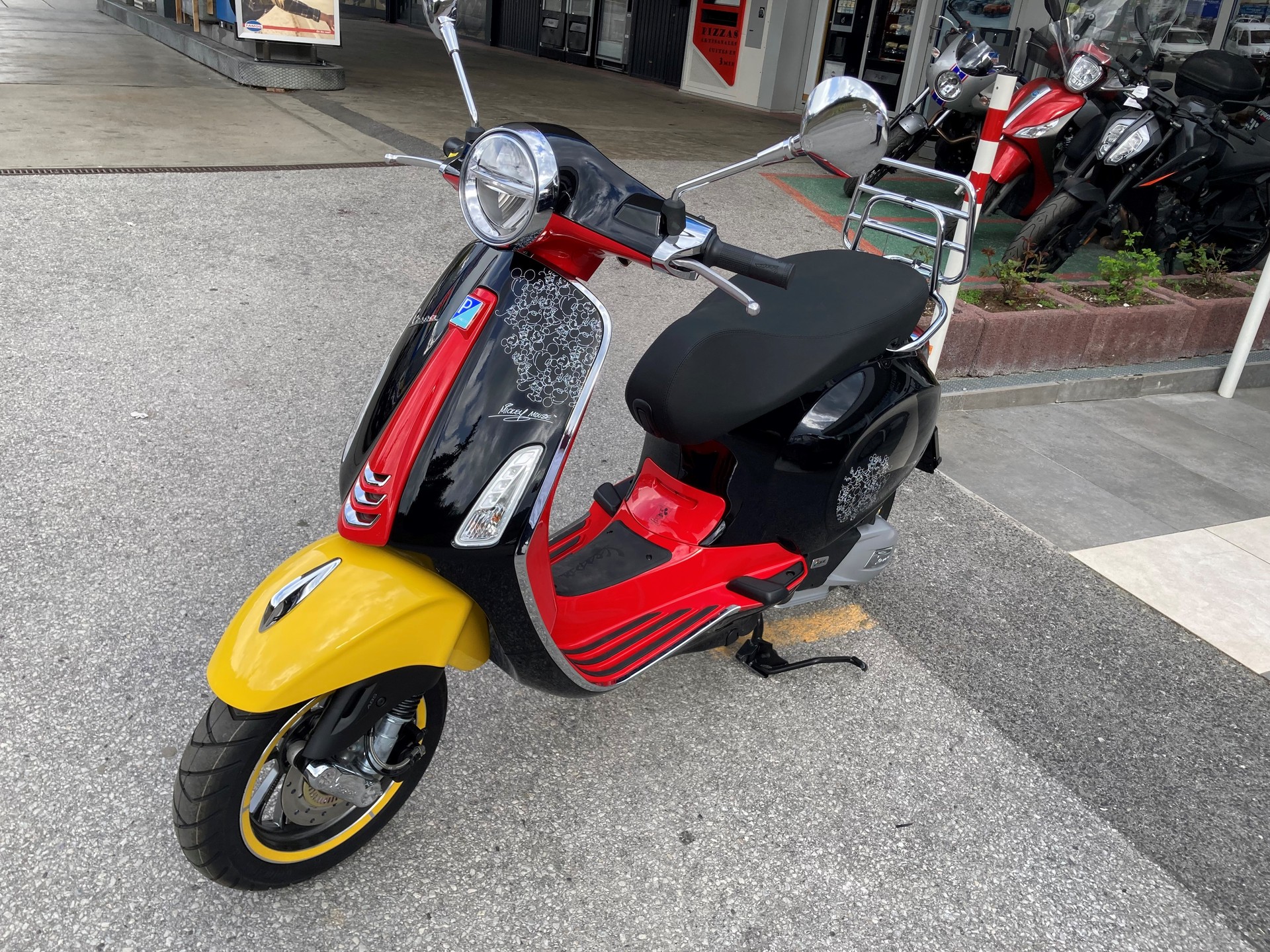 PIAGGIO Vespa 125 Primavera Disney Mickey Mouse Edition
