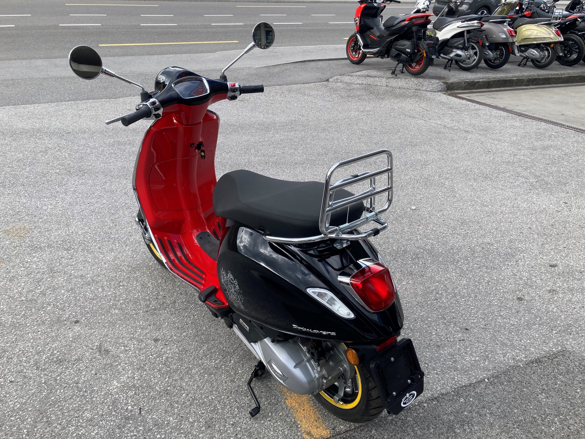 PIAGGIO Vespa 125 Primavera Disney Mickey Mouse Edition-image-4