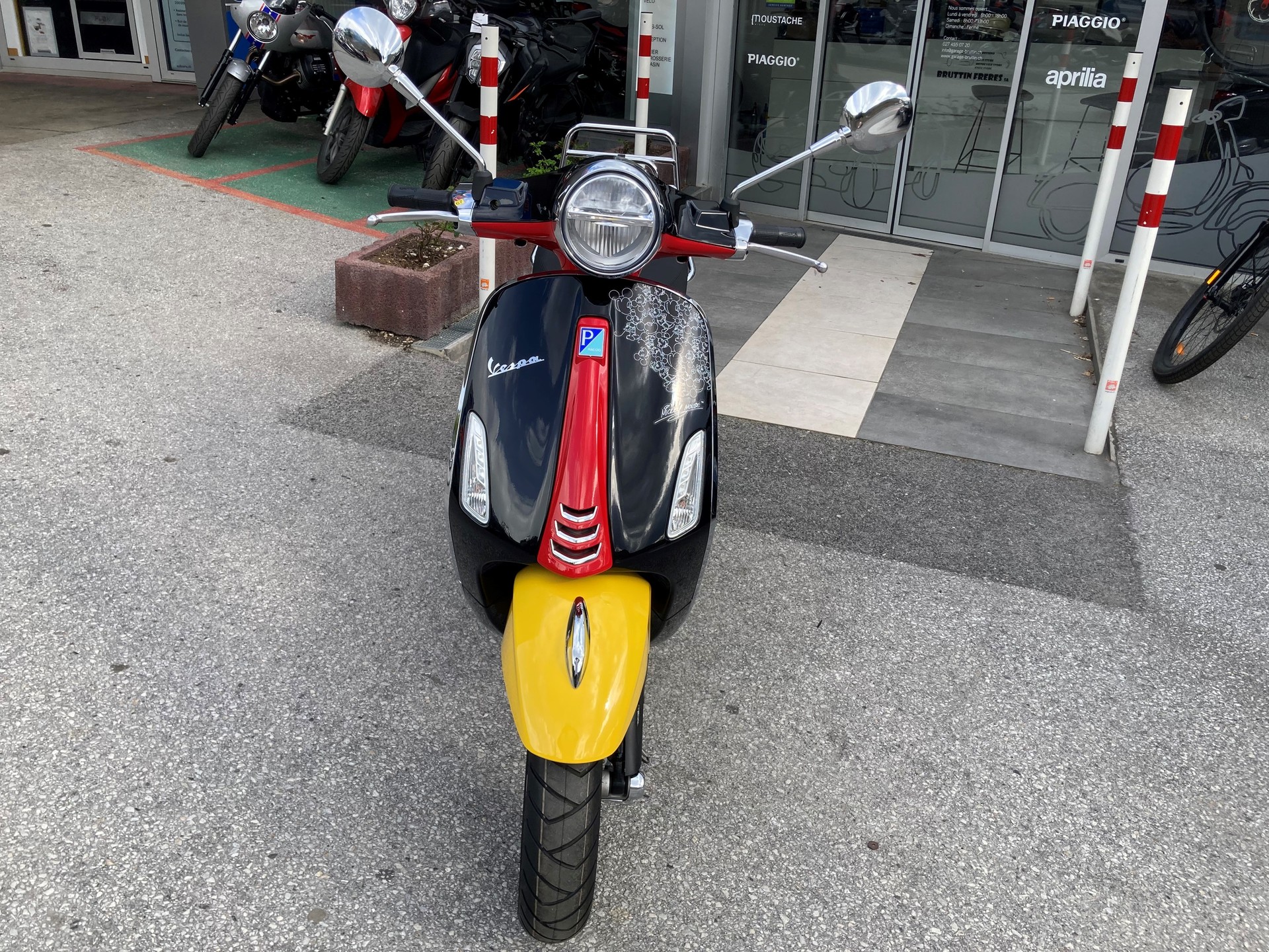 PIAGGIO Vespa 125 Primavera Disney Mickey Mouse Edition-image-1