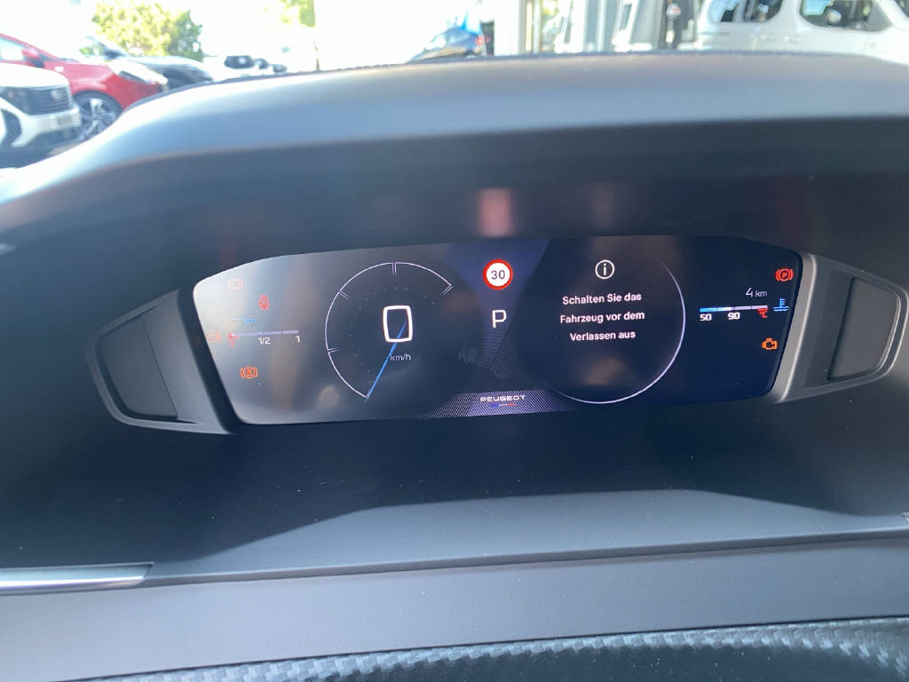 PEUGEOT 2008 1.2 Hybrid 145 Allure-image-5