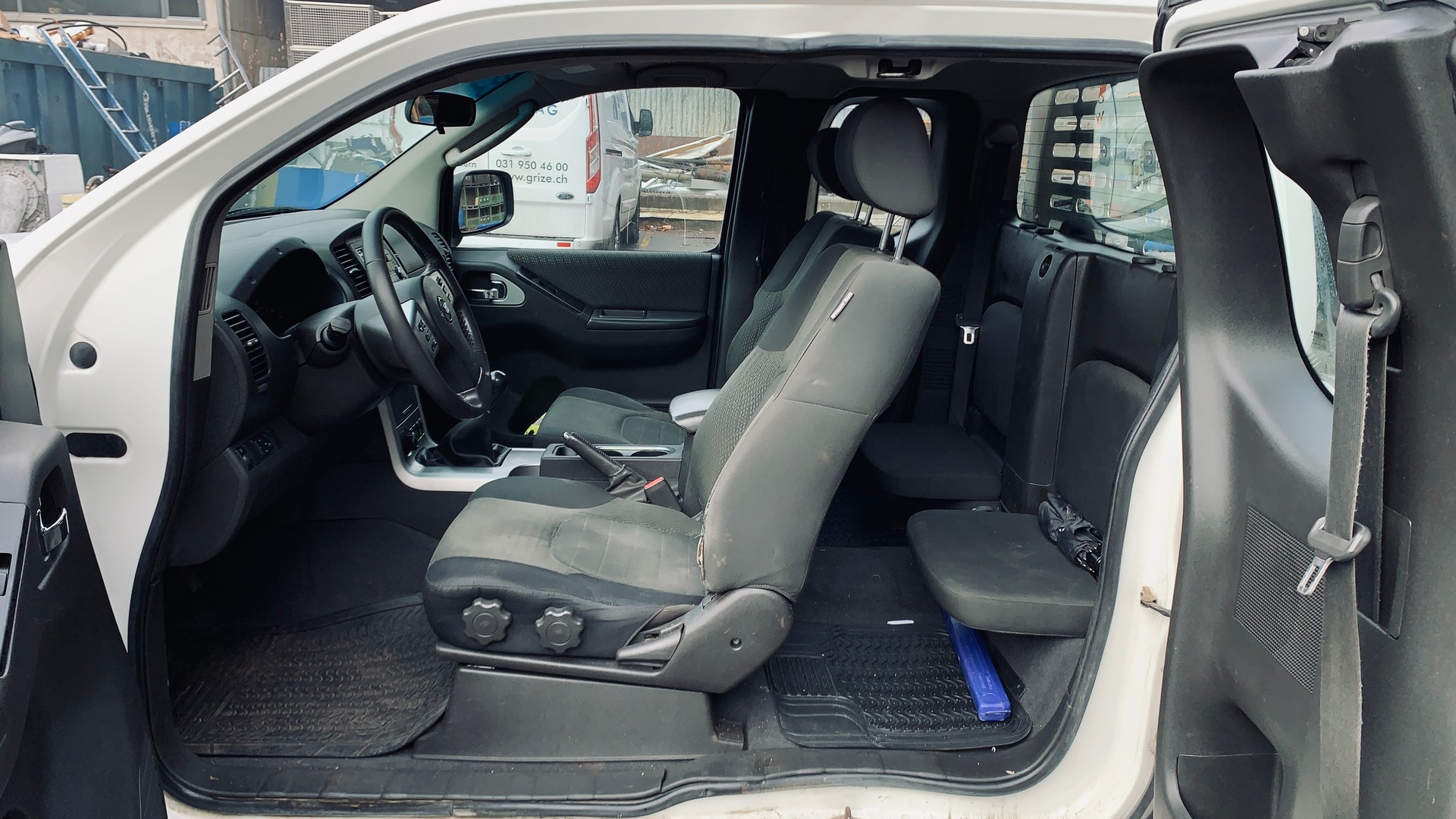 NISSAN Nissan Navara-image-2