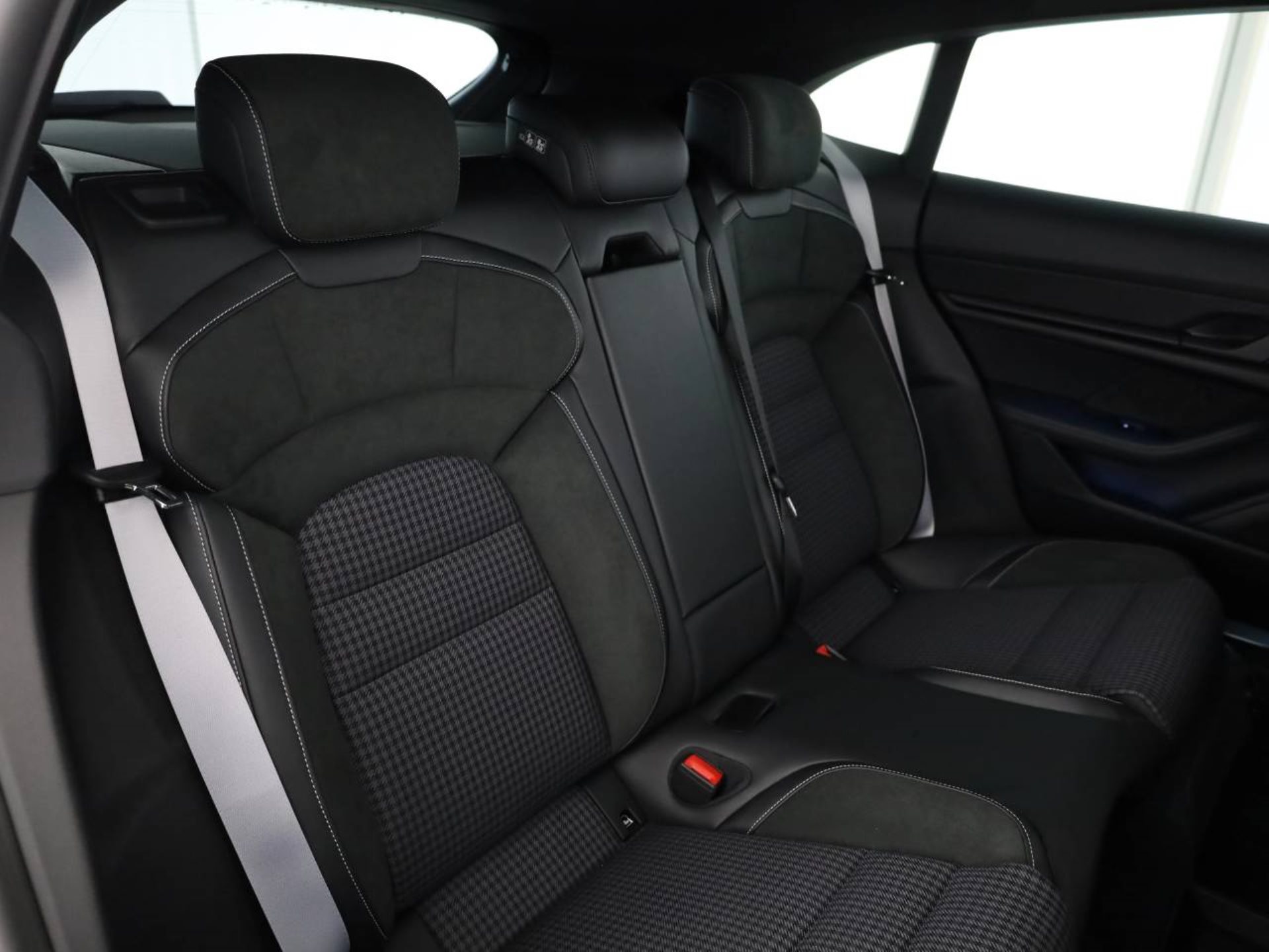 PORSCHE Taycan 4 Cross Turismo-image-22