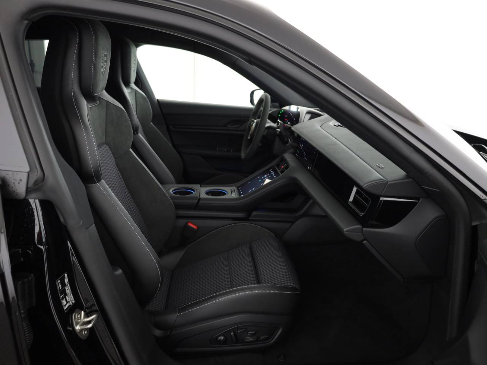 PORSCHE Taycan 4 Cross Turismo-image-21
