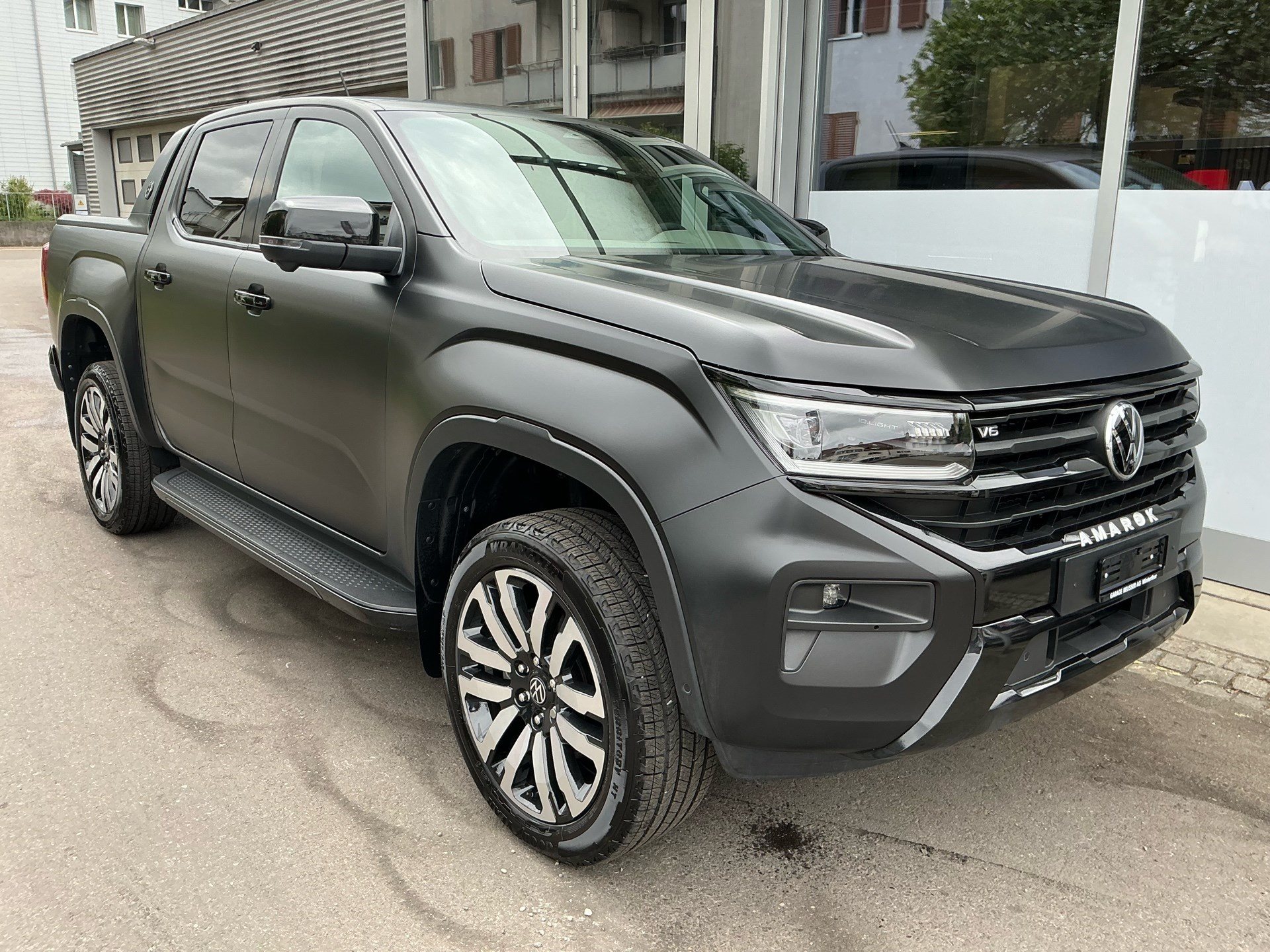 VW Amarok 3.0 TDI 241 PS AVENTURA 4MOTION *** FAHRZEUG IST GRAU MATT FOLIERT ***-showroom-element-2
