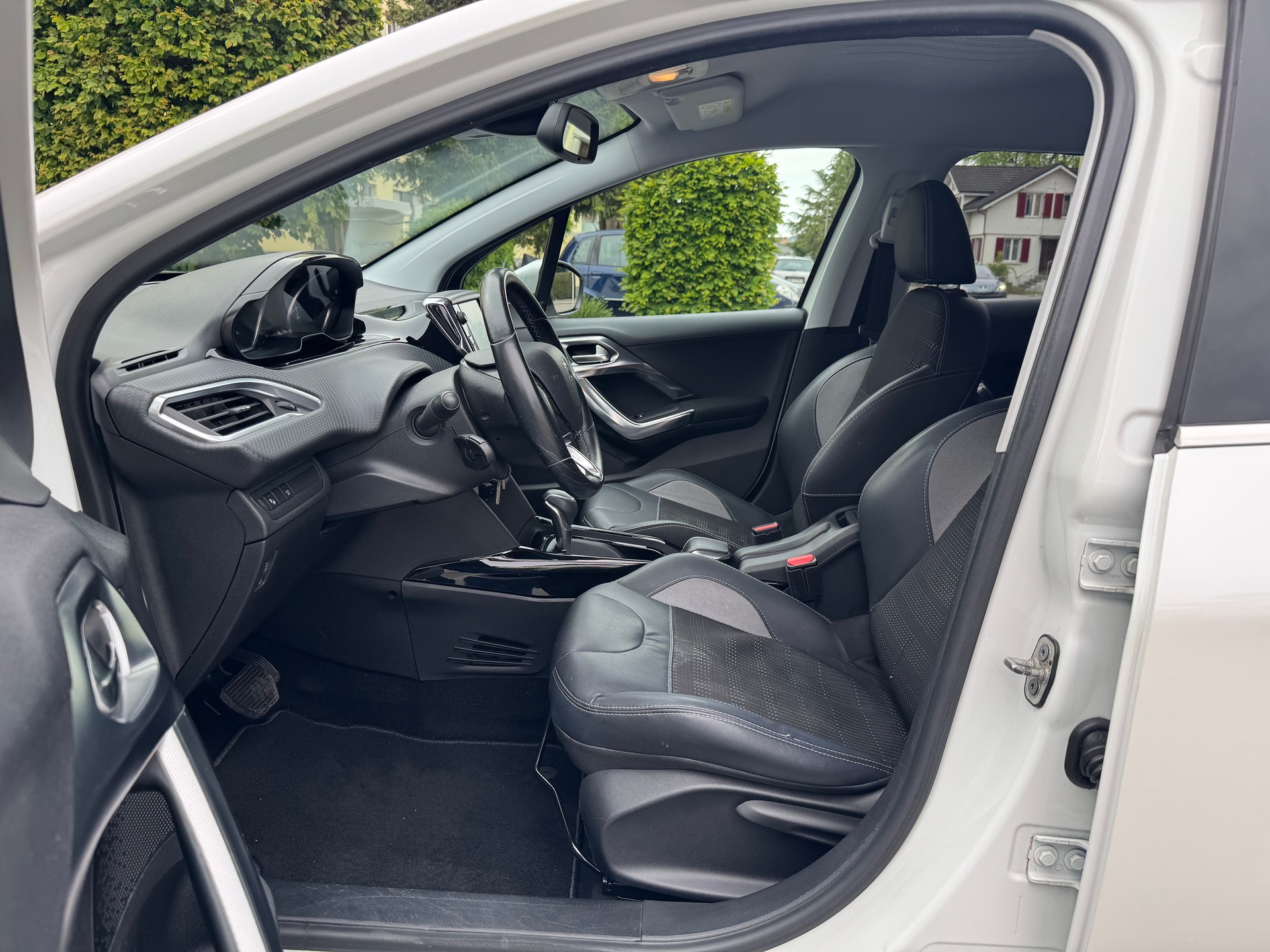 PEUGEOT 2008 1.2 PureTech Allure EAT6-image-11