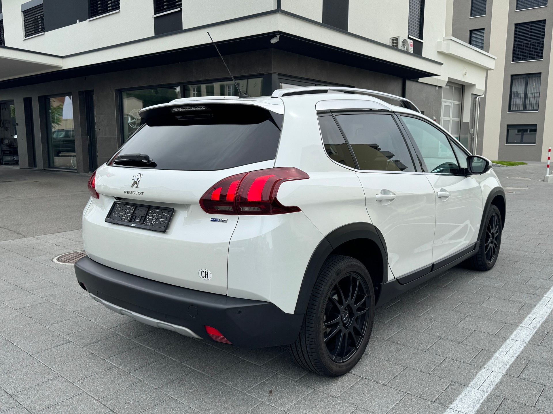 PEUGEOT 2008 1.2 PureTech Allure EAT6-image-4
