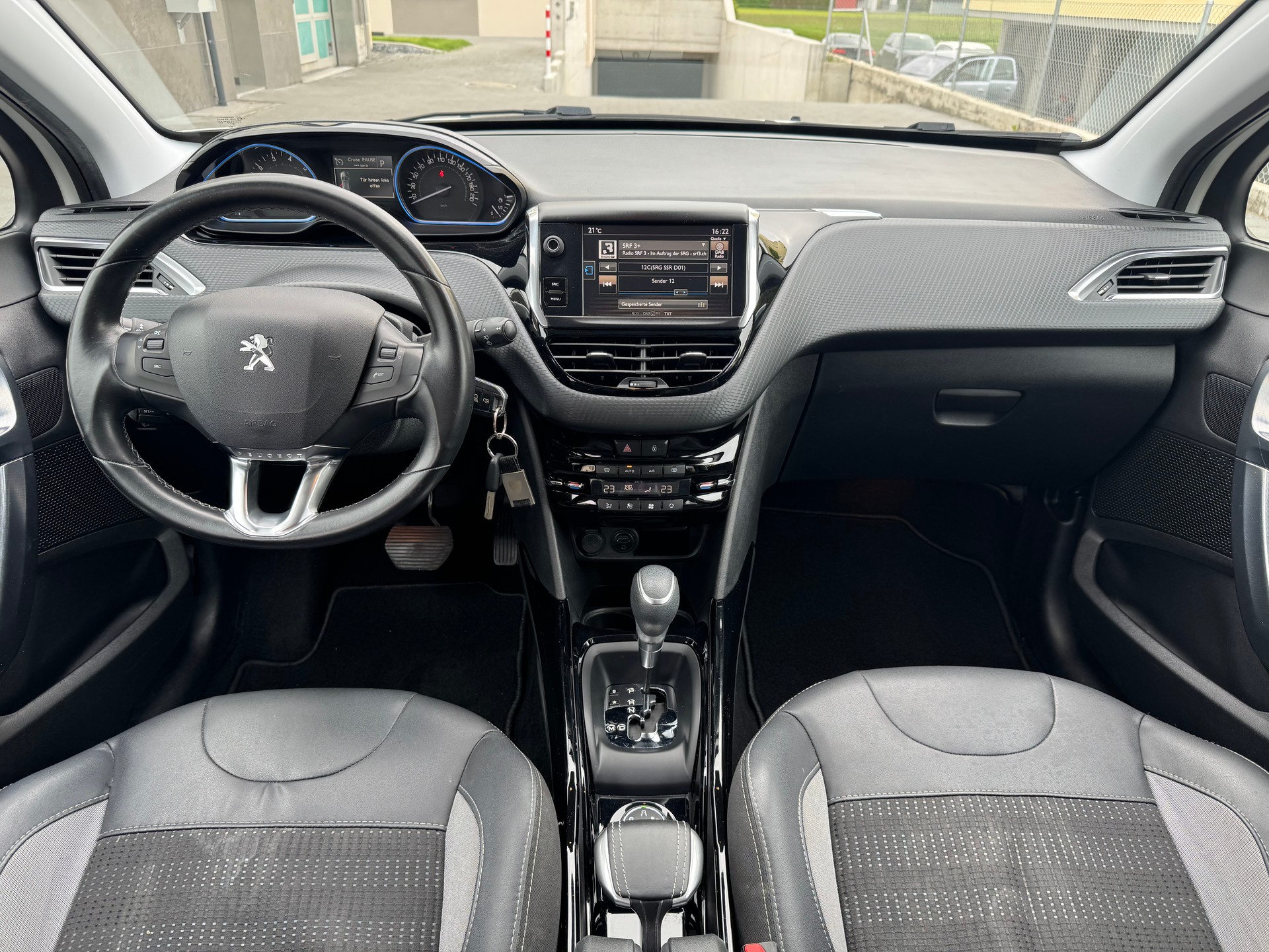 PEUGEOT 2008 1.2 PureTech Allure EAT6-image-8