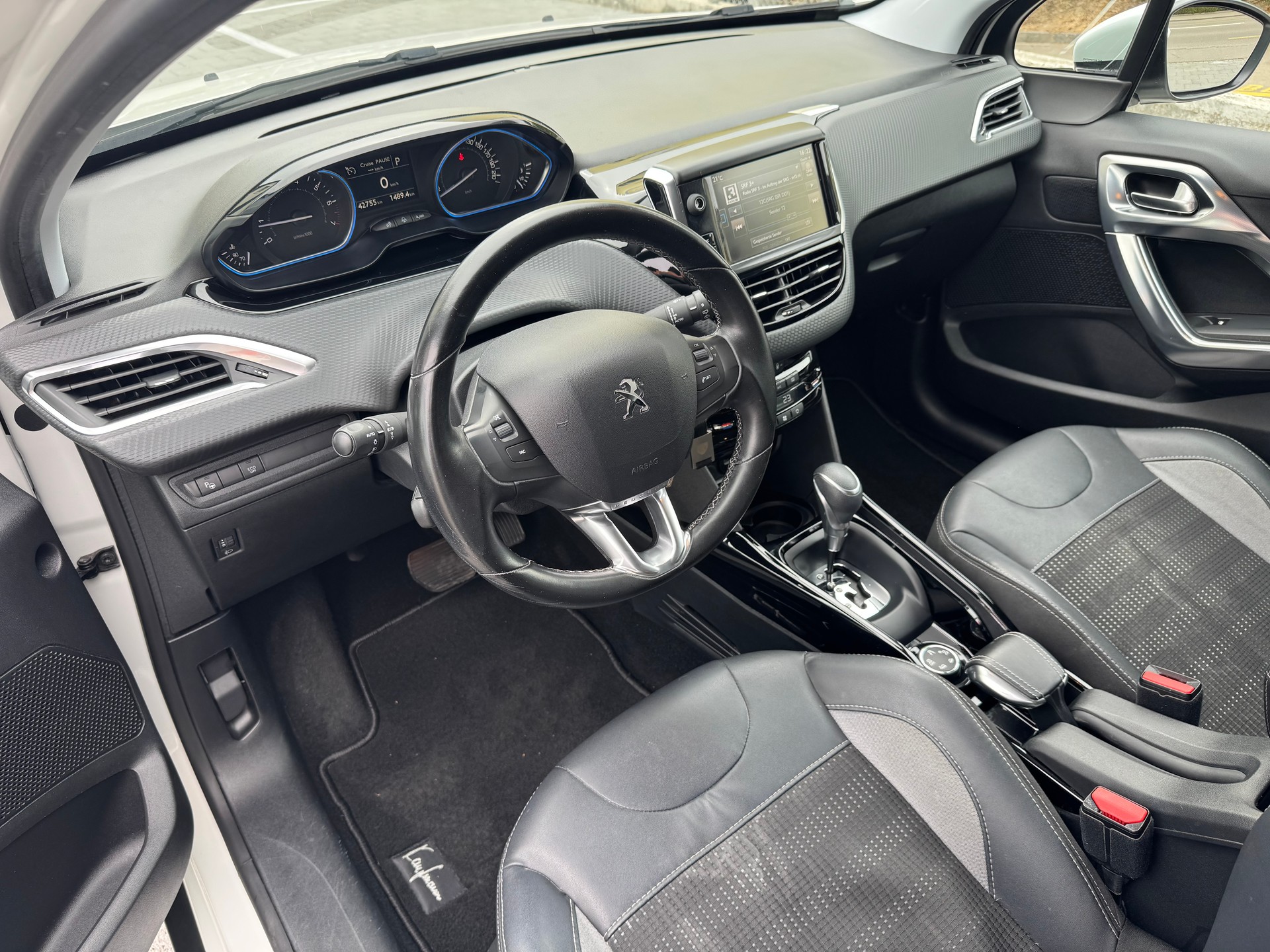 PEUGEOT 2008 1.2 PureTech Allure EAT6-image-7
