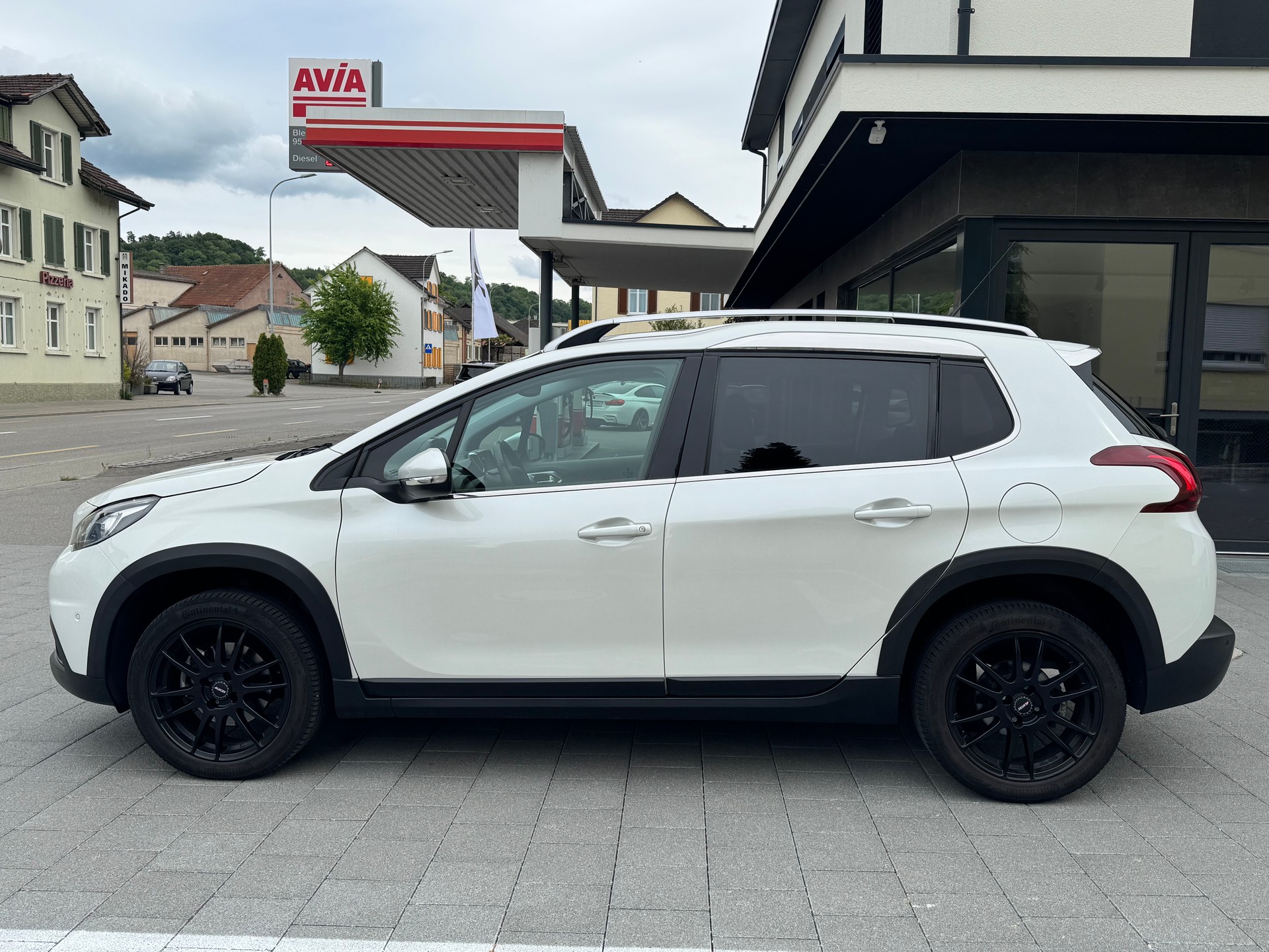 PEUGEOT 2008 1.2 PureTech Allure EAT6-showroom-element-1