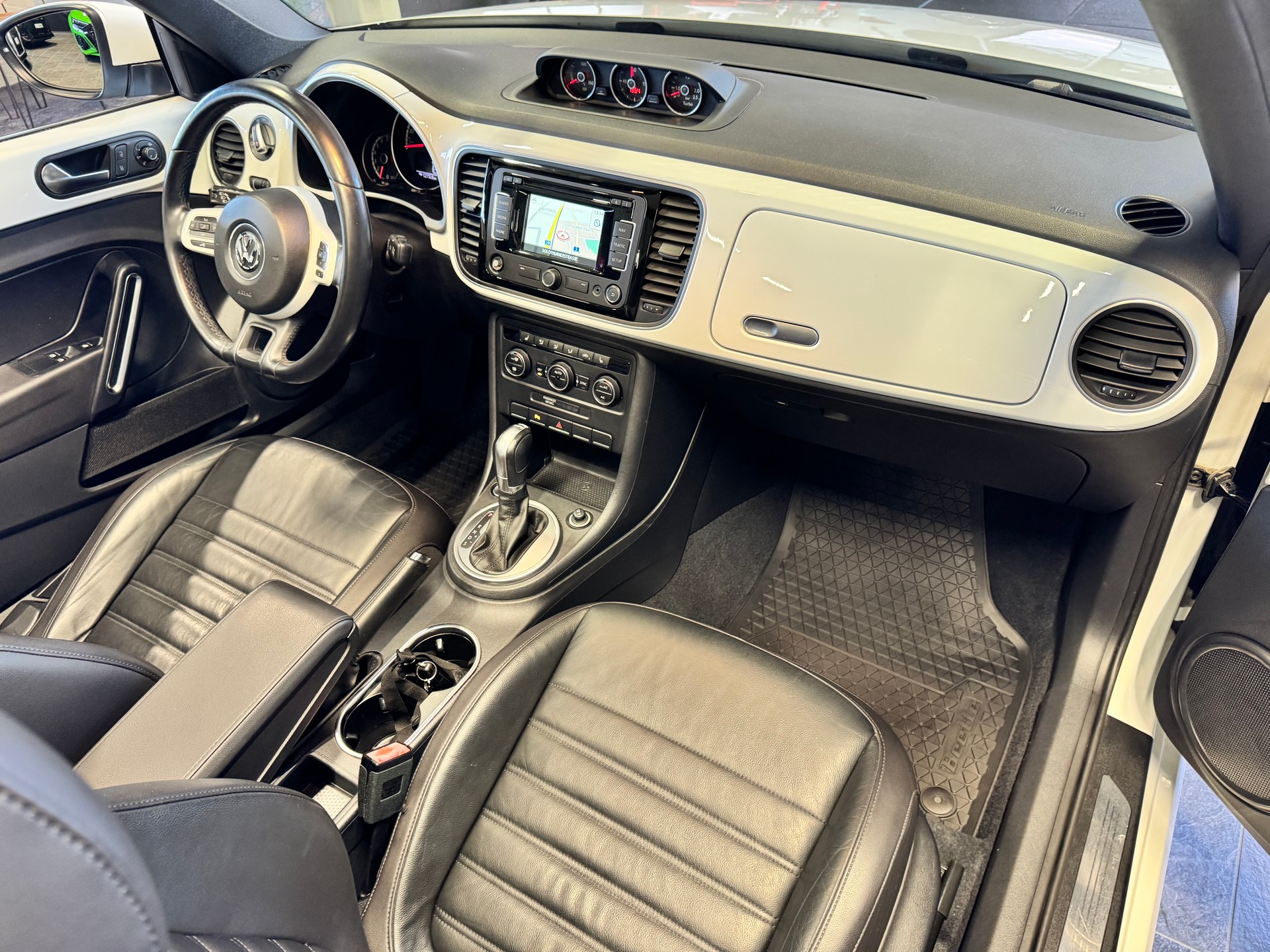 VW Beetle Cabrio 1.2 TSI DSG *AVA-MAGGIOLINO2026*-image-10