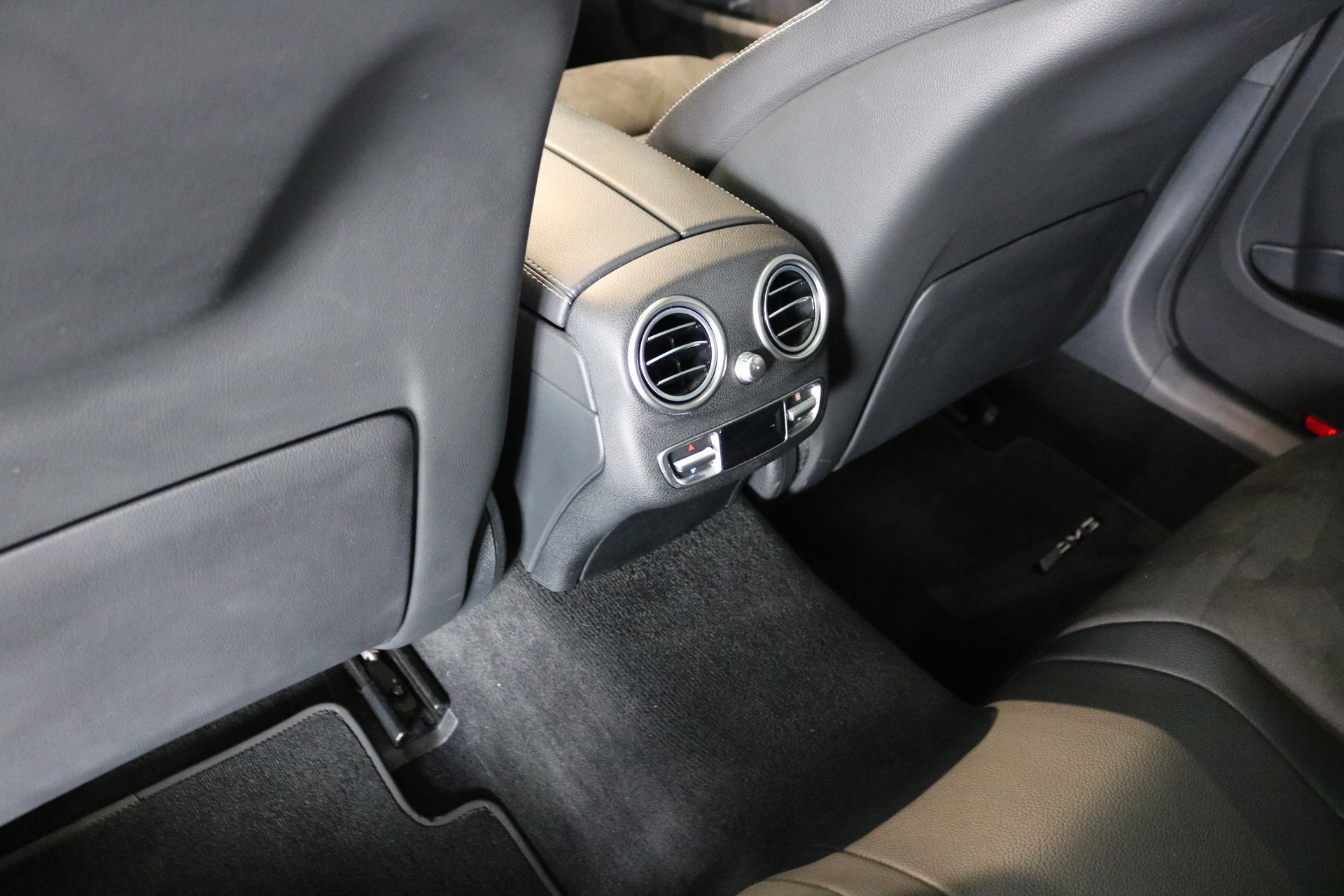MERCEDES-BENZ C 300 d AMG Line 4Matic 9G-Tronic-image-44