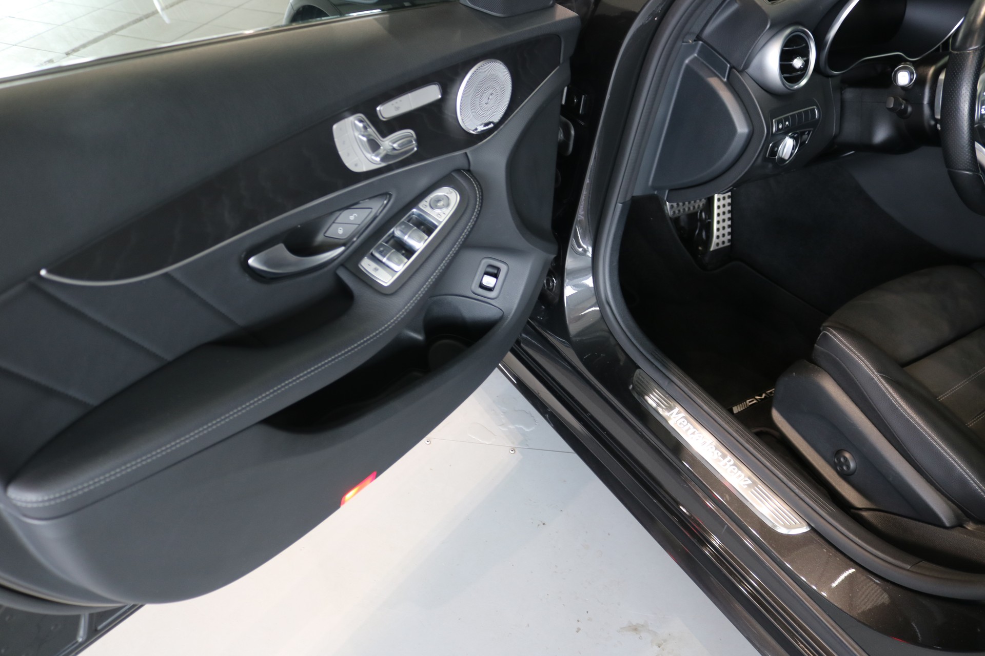 MERCEDES-BENZ C 300 d AMG Line 4Matic 9G-Tronic-image-46