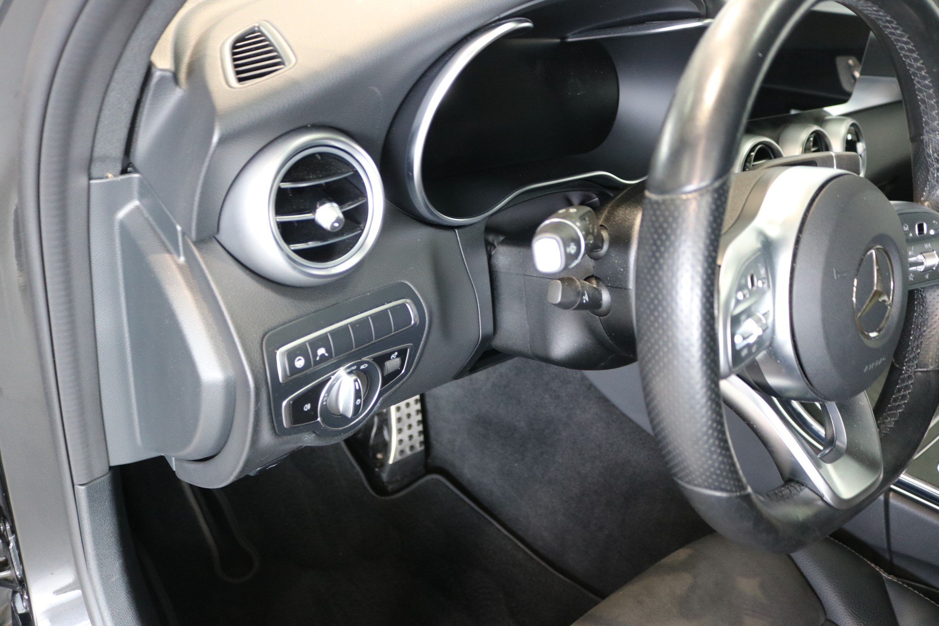 MERCEDES-BENZ C 300 d AMG Line 4Matic 9G-Tronic-image-48