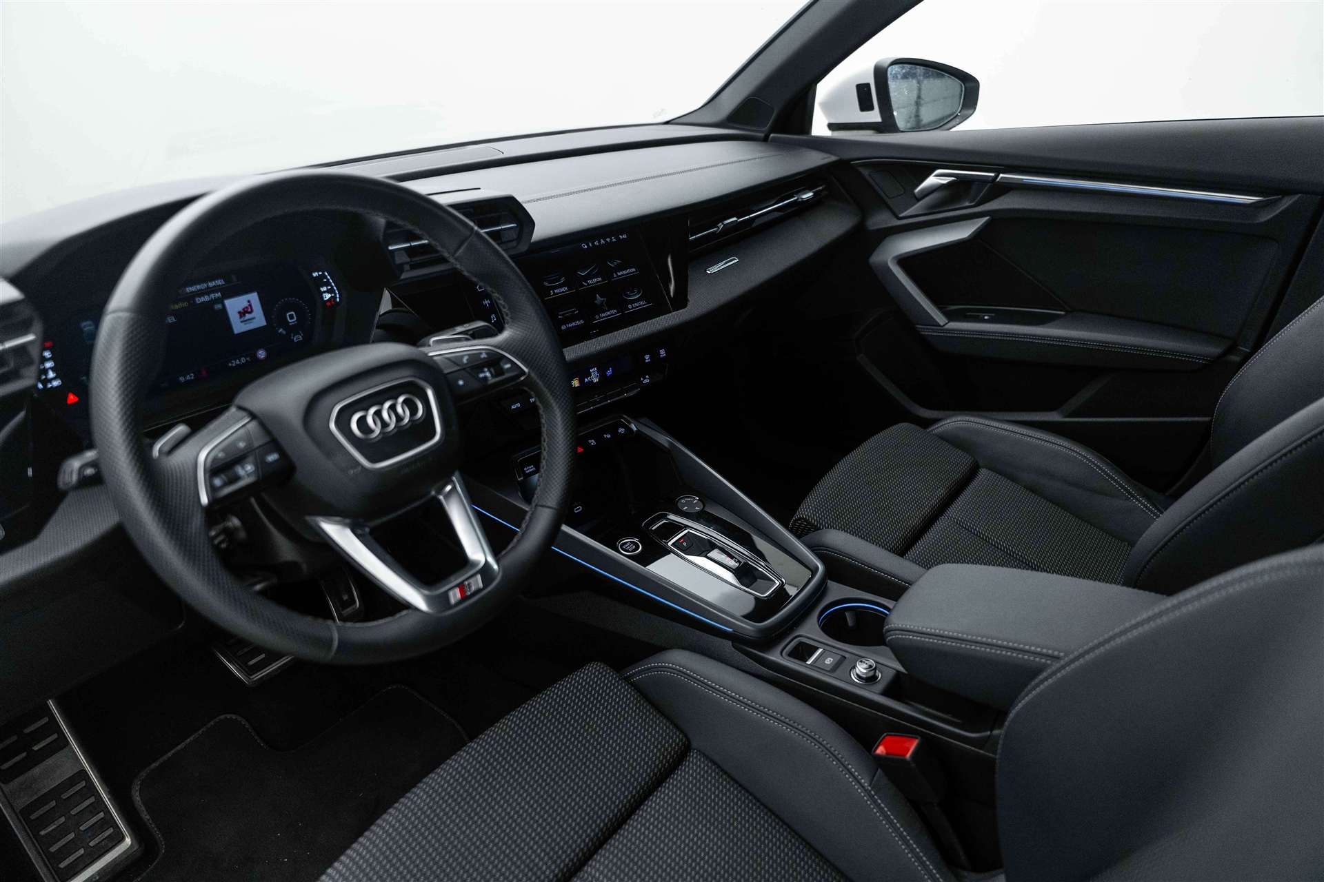 AUDI A3 Limousine 35 TDi S-Line S-Tronic Automat-image-4