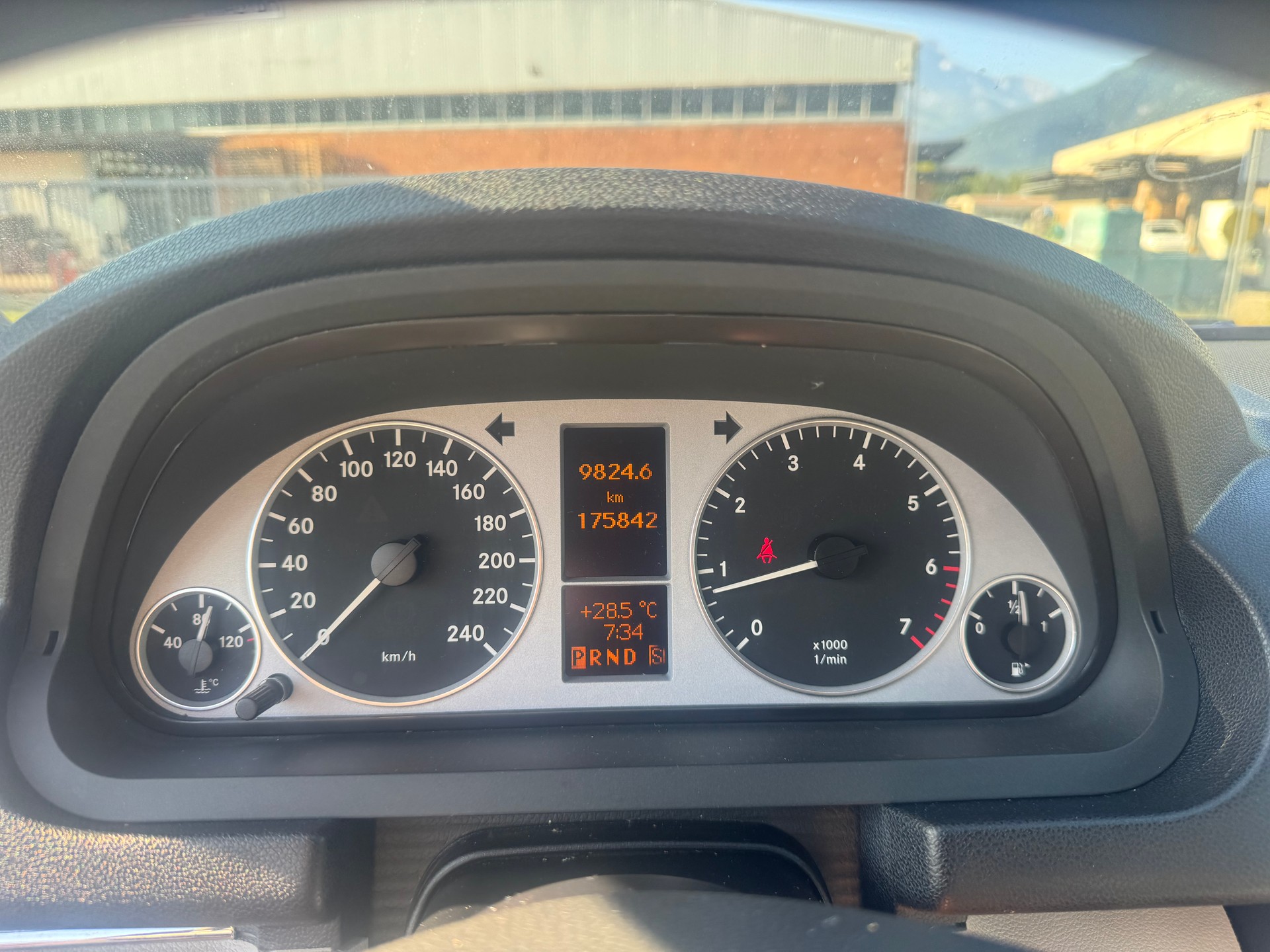 MERCEDES-BENZ B 200-image-17
