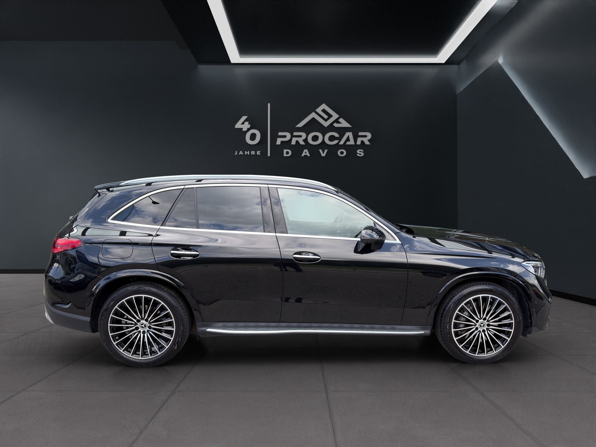 MERCEDES-BENZ GLC 300 AMG Line 4matic-image-1