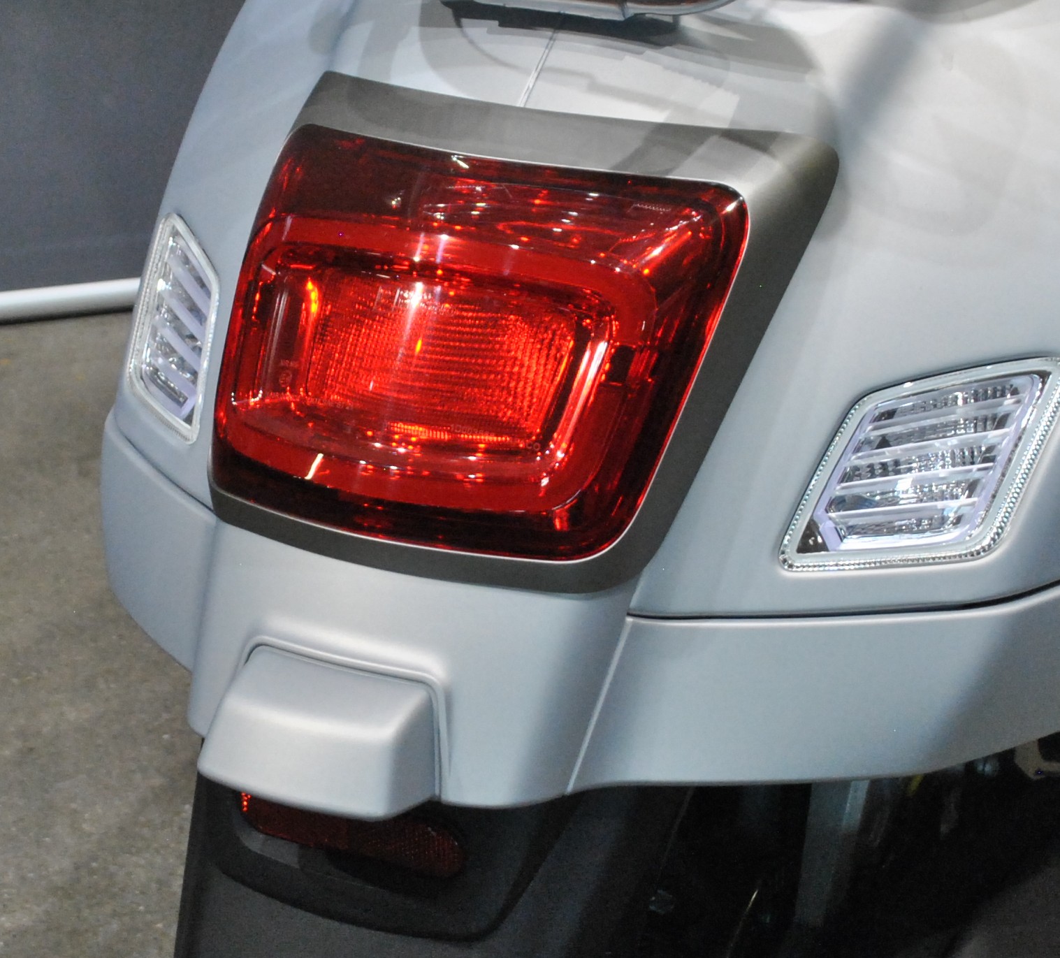 PIAGGIO Vespa GTS 125 Super Tech ABS-image-8