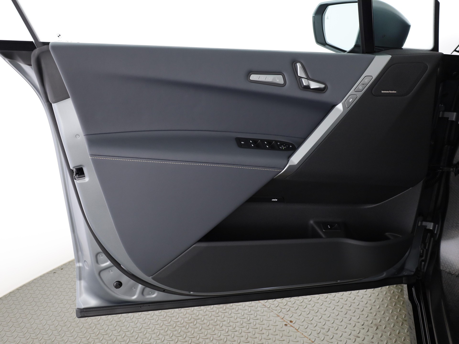 BMW iX xDrive60-image-10