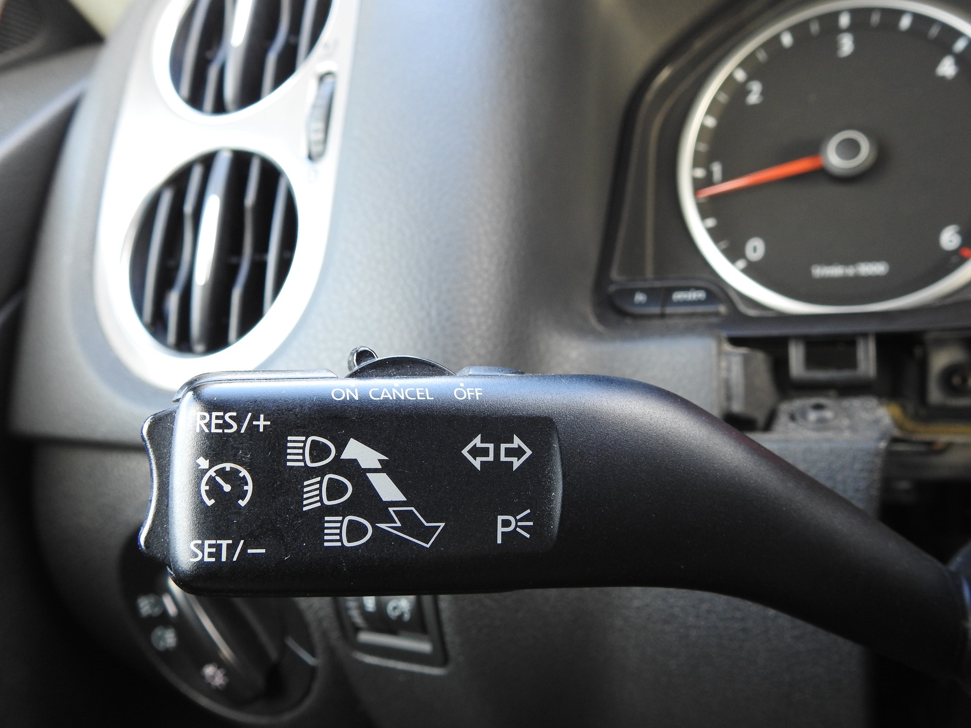 VW Tiguan 2.0 TDI Sport&Style Tiptronic-image-26