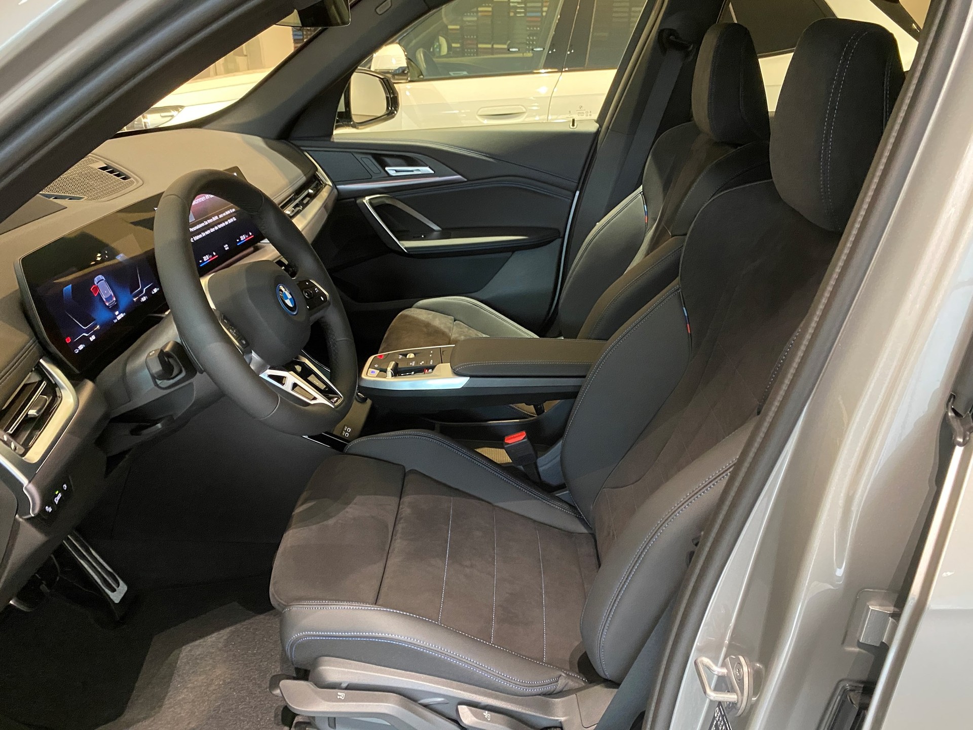 BMW iX1 xDrive 30 M Sport-image-6