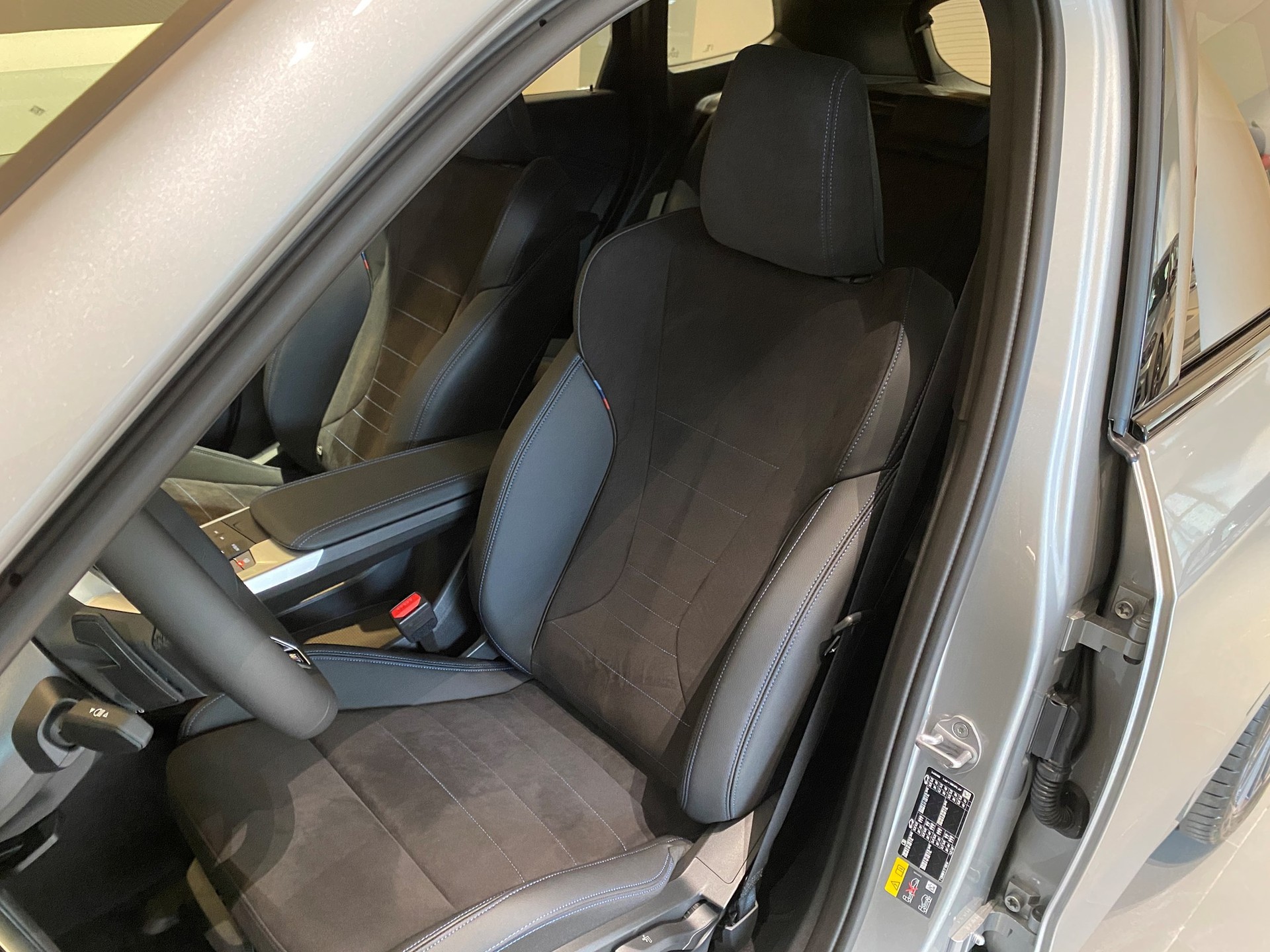 BMW iX1 xDrive 30 M Sport-image-7