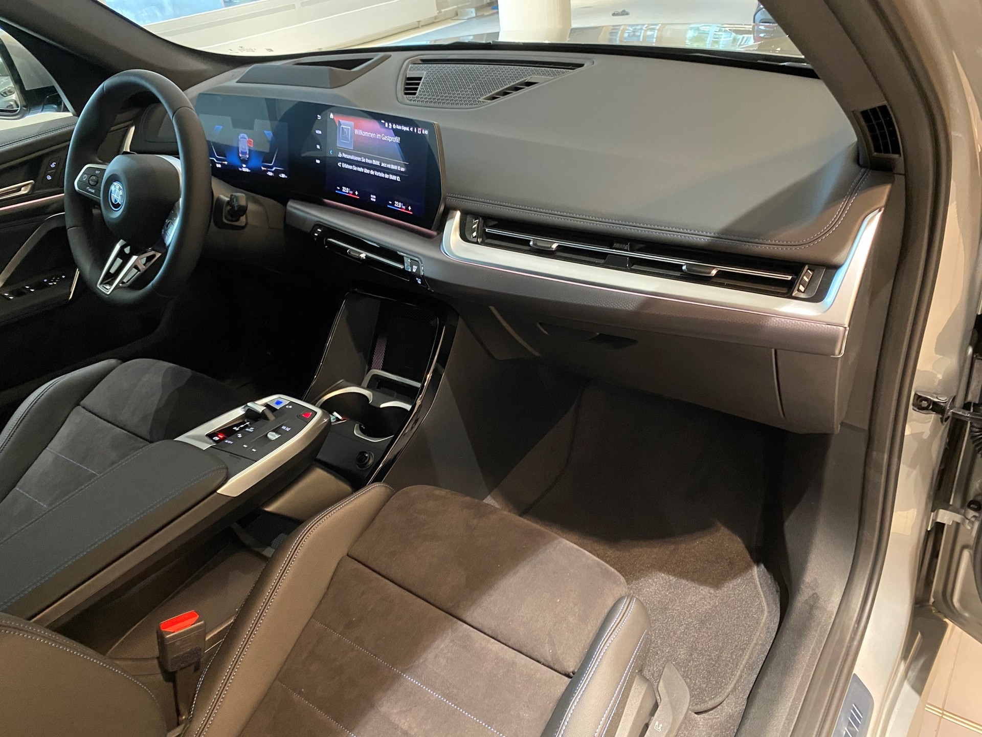 BMW iX1 xDrive 30 M Sport-image-8