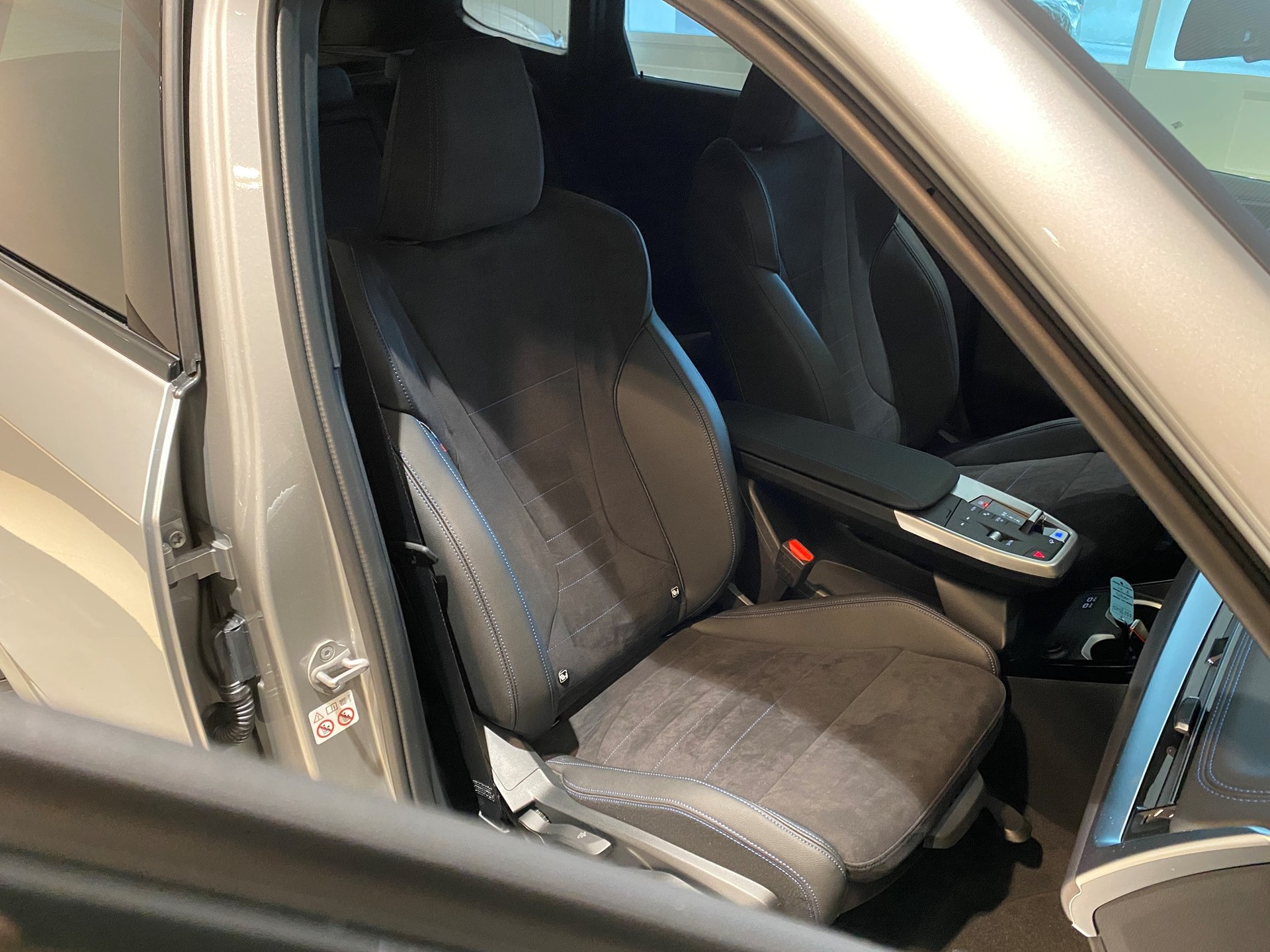 BMW iX1 xDrive 30 M Sport-image-9