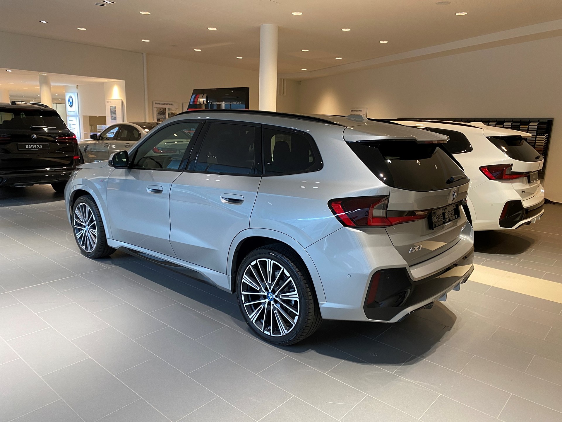 BMW iX1 xDrive 30 M Sport-showroom-element-2