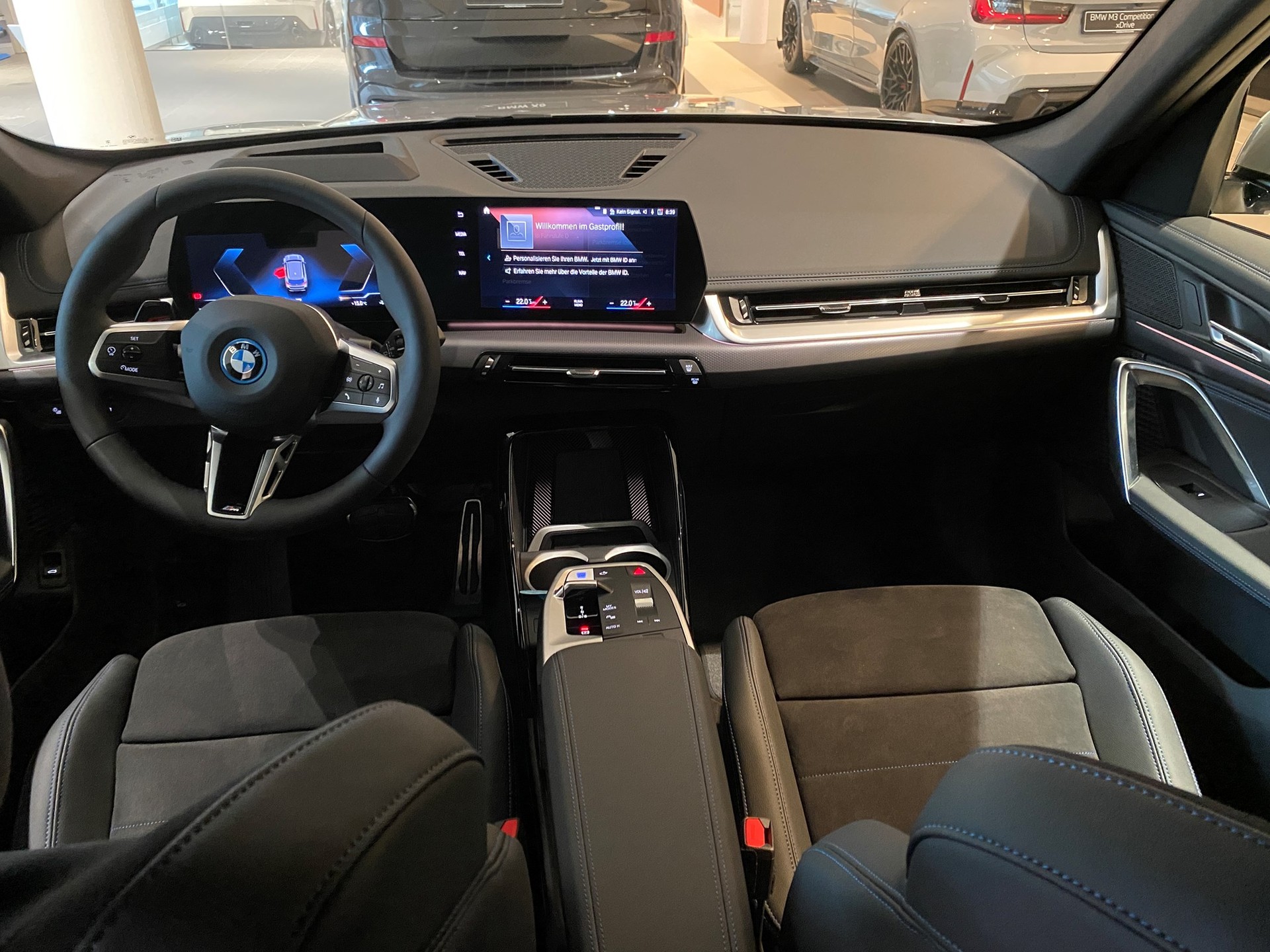 BMW iX1 xDrive 30 M Sport-showroom-element-3