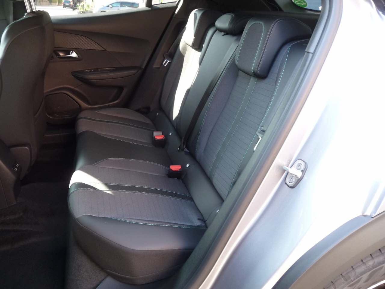 PEUGEOT 2008 e-Allure Pack-image-7